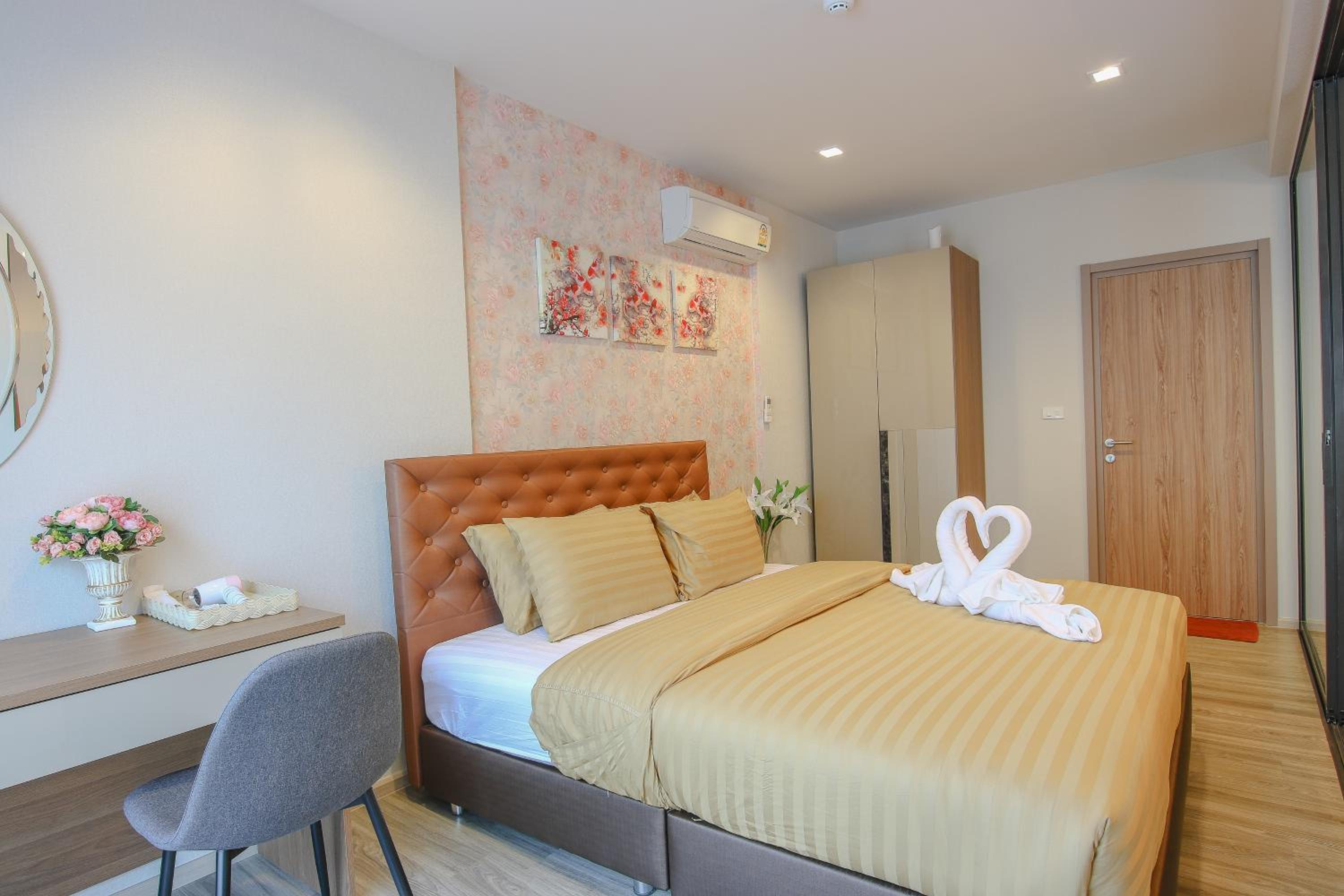 Suite with Pool View - Photo 52