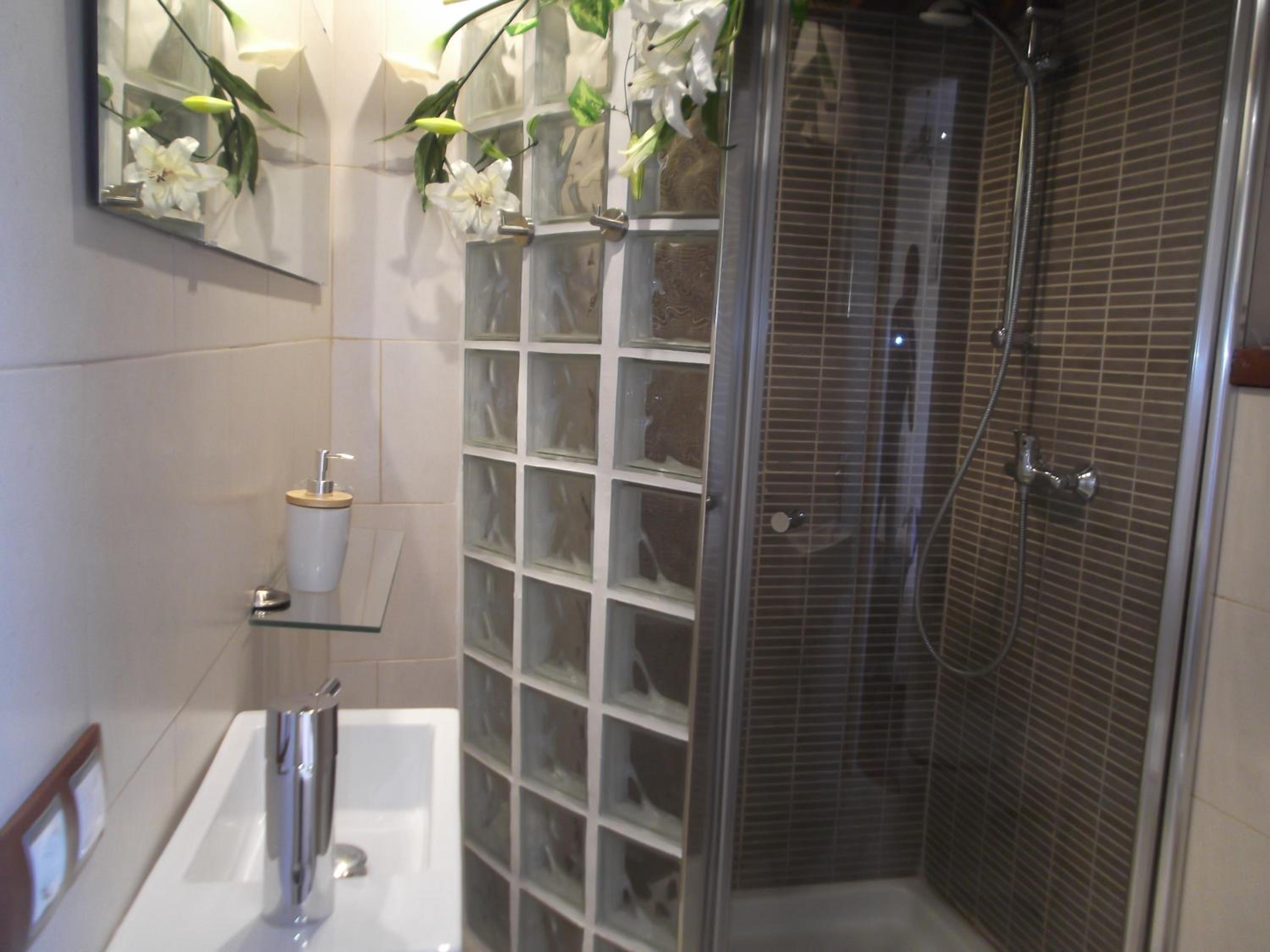 Twin Room with Bathroom - Photo 3