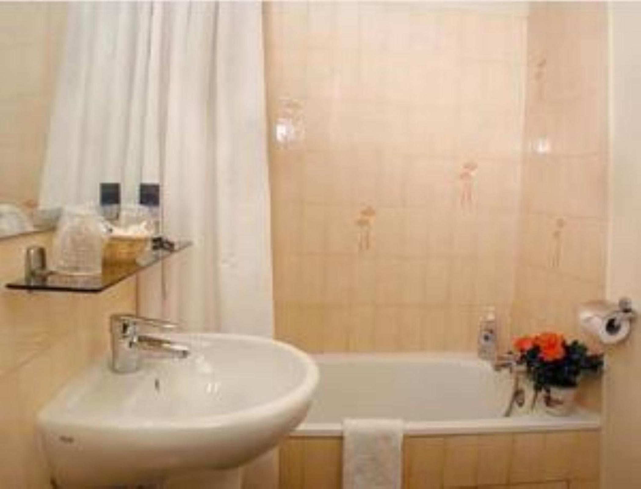 Single Room thumbnail 6