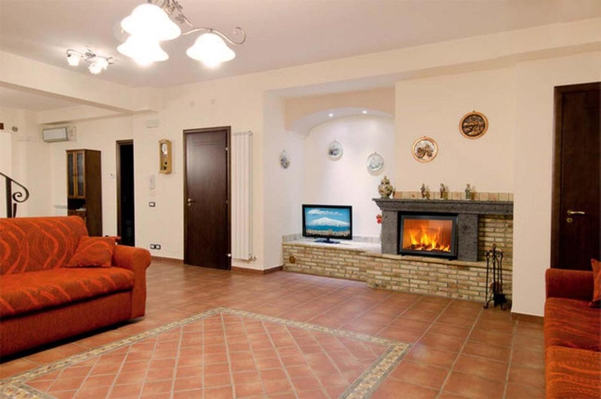 Six-Bedroom House - Photo 34