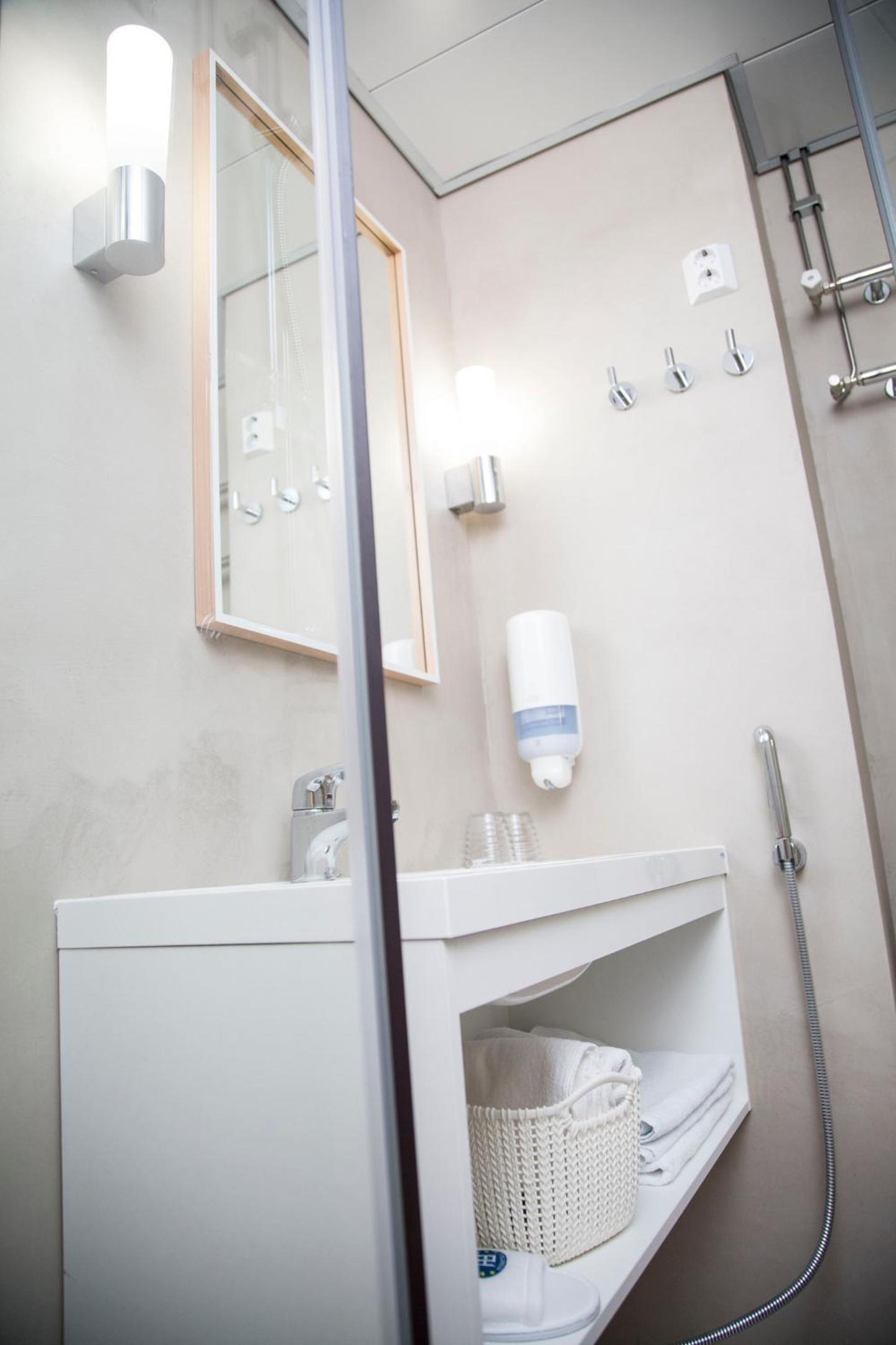 Standard Twin Room - Photo 9