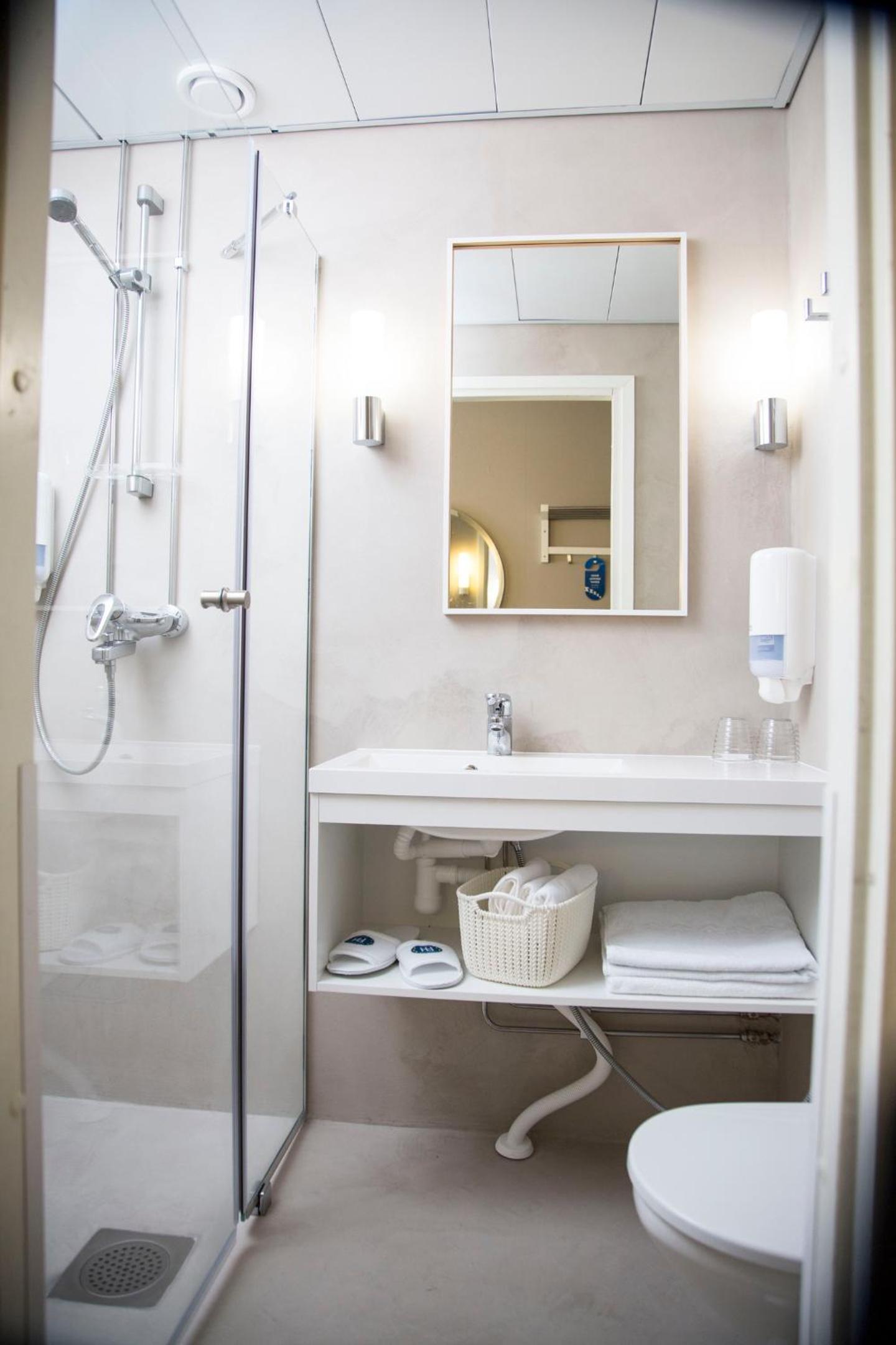 Standard Twin Room - Photo 4