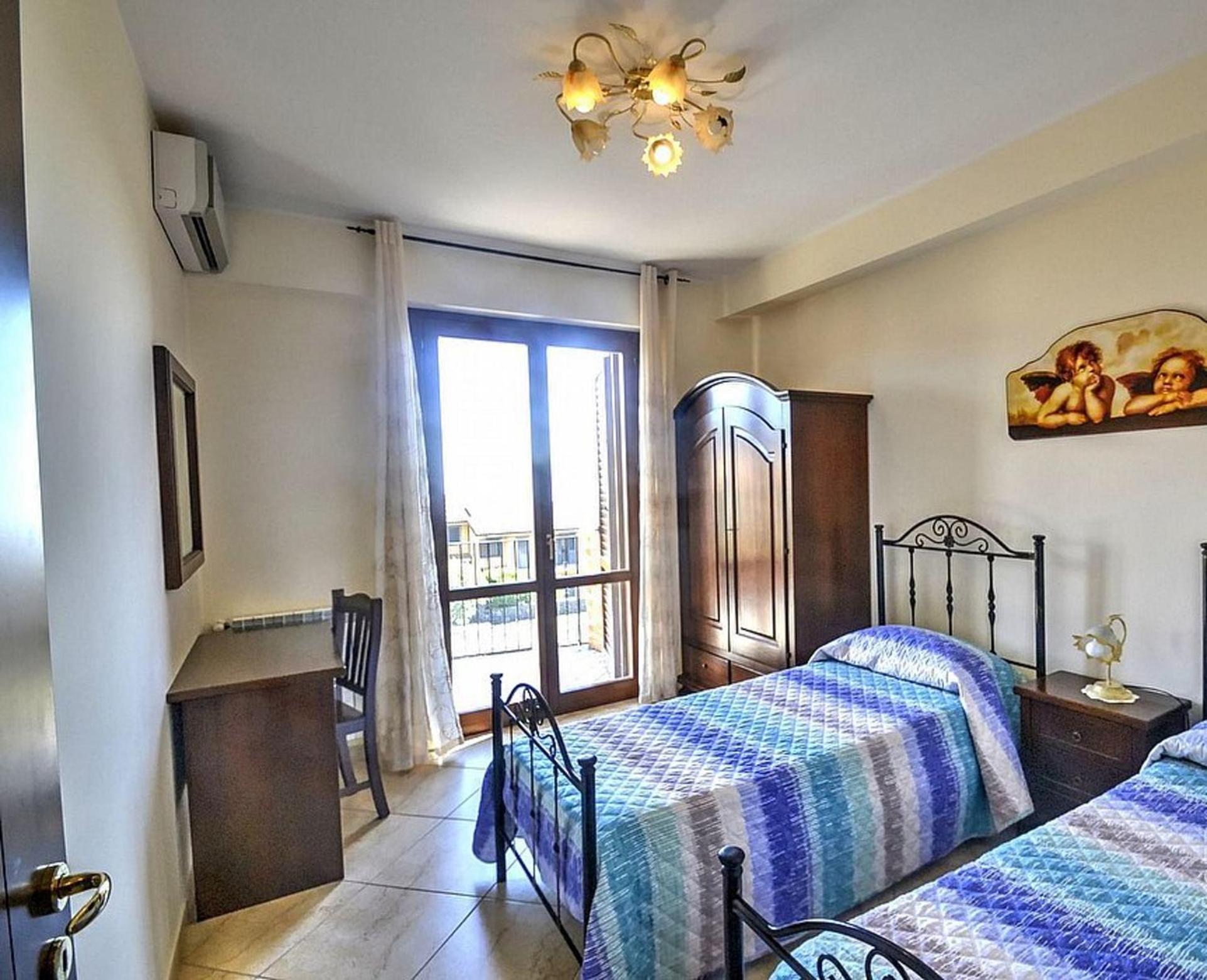 Six-Bedroom House - Photo 36