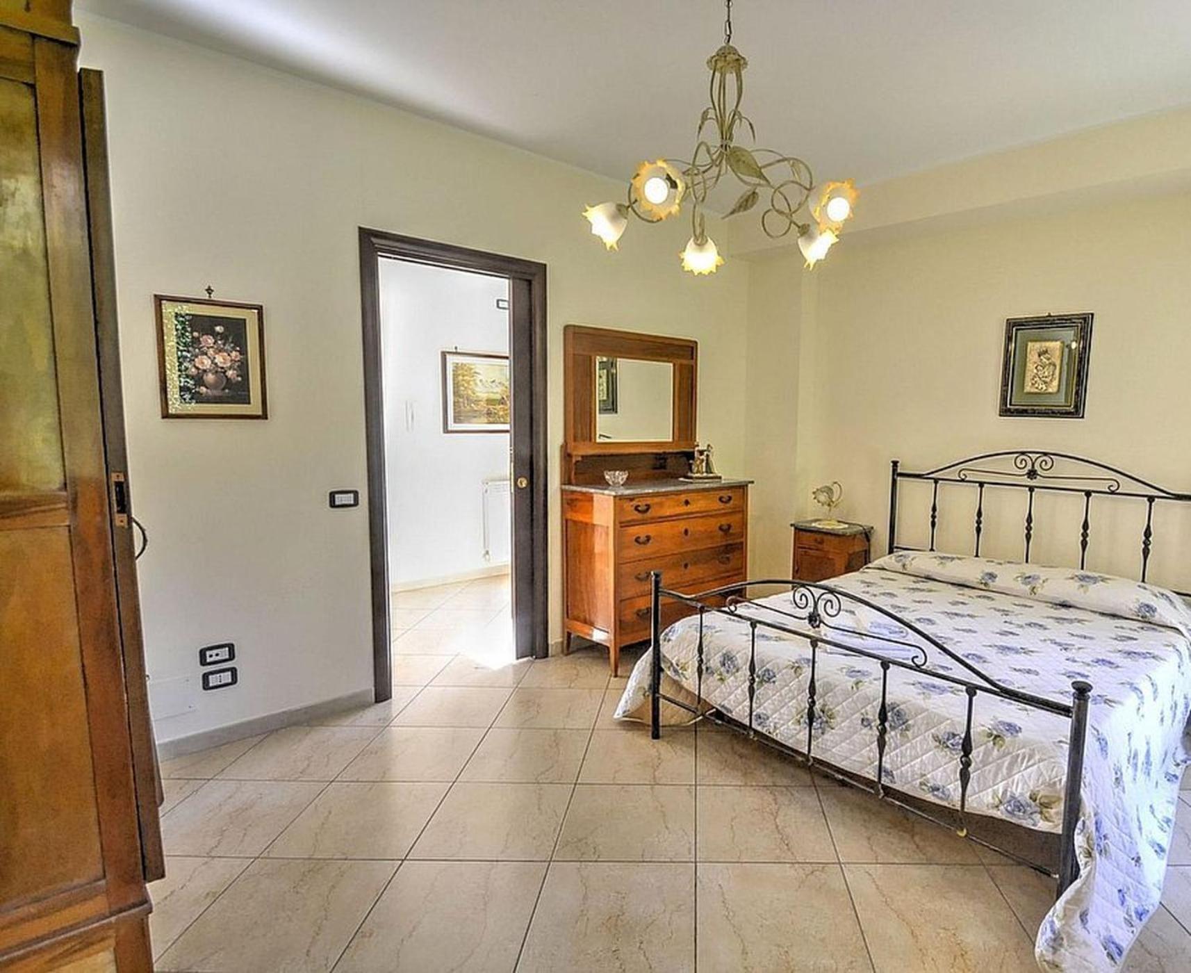 Six-Bedroom House - Photo 2