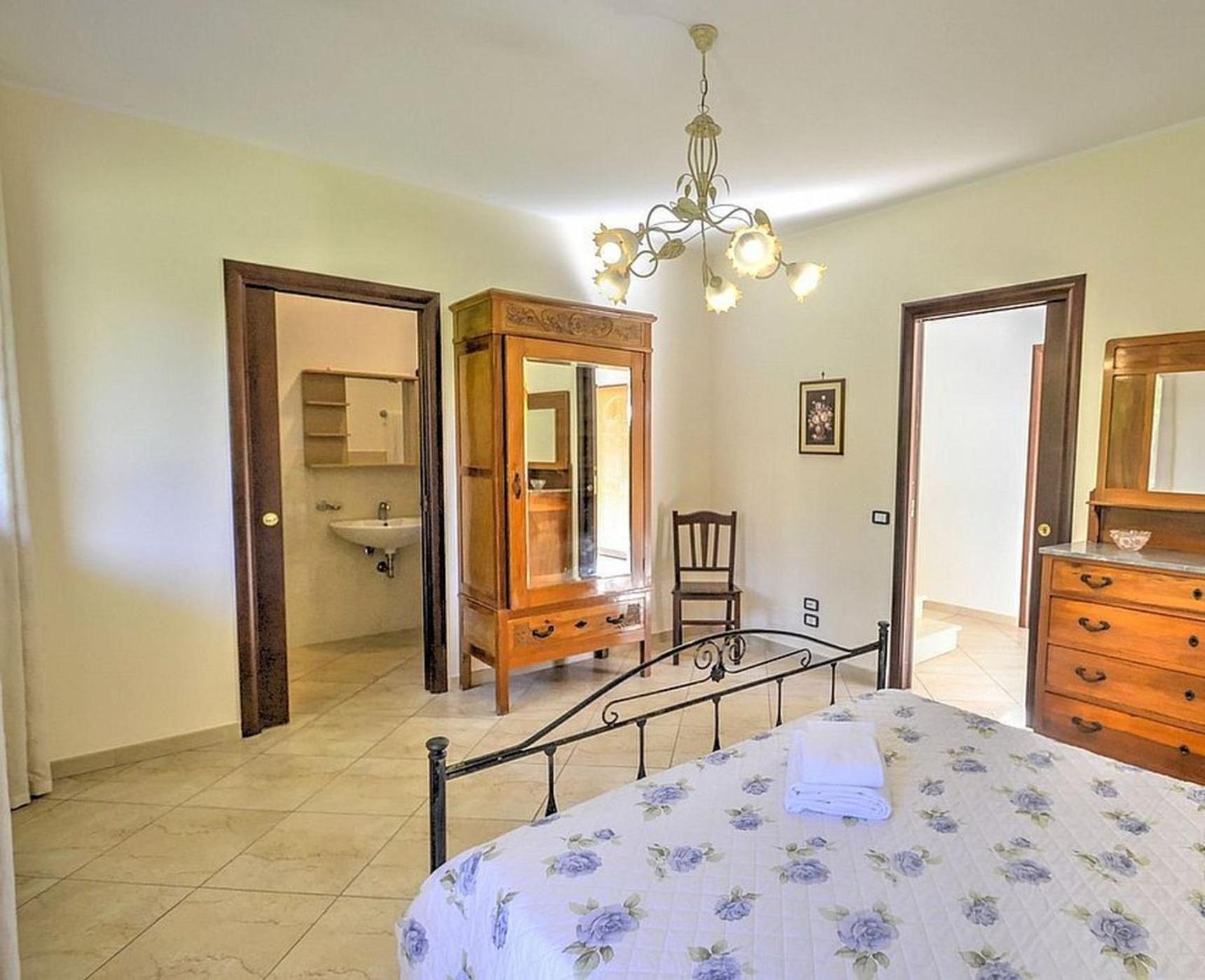 Six-Bedroom House - Photo 3