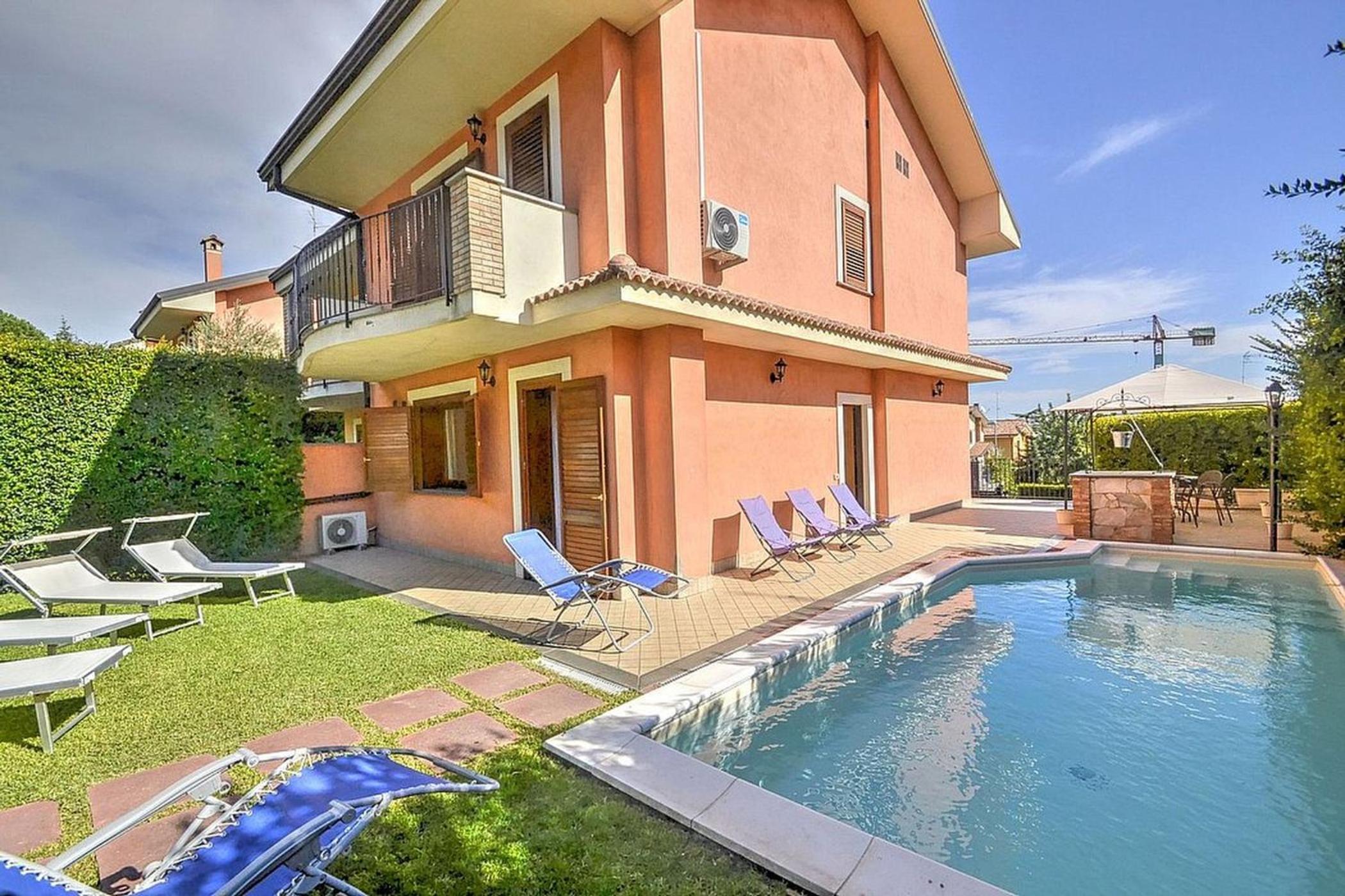 Six-Bedroom House - Photo 39