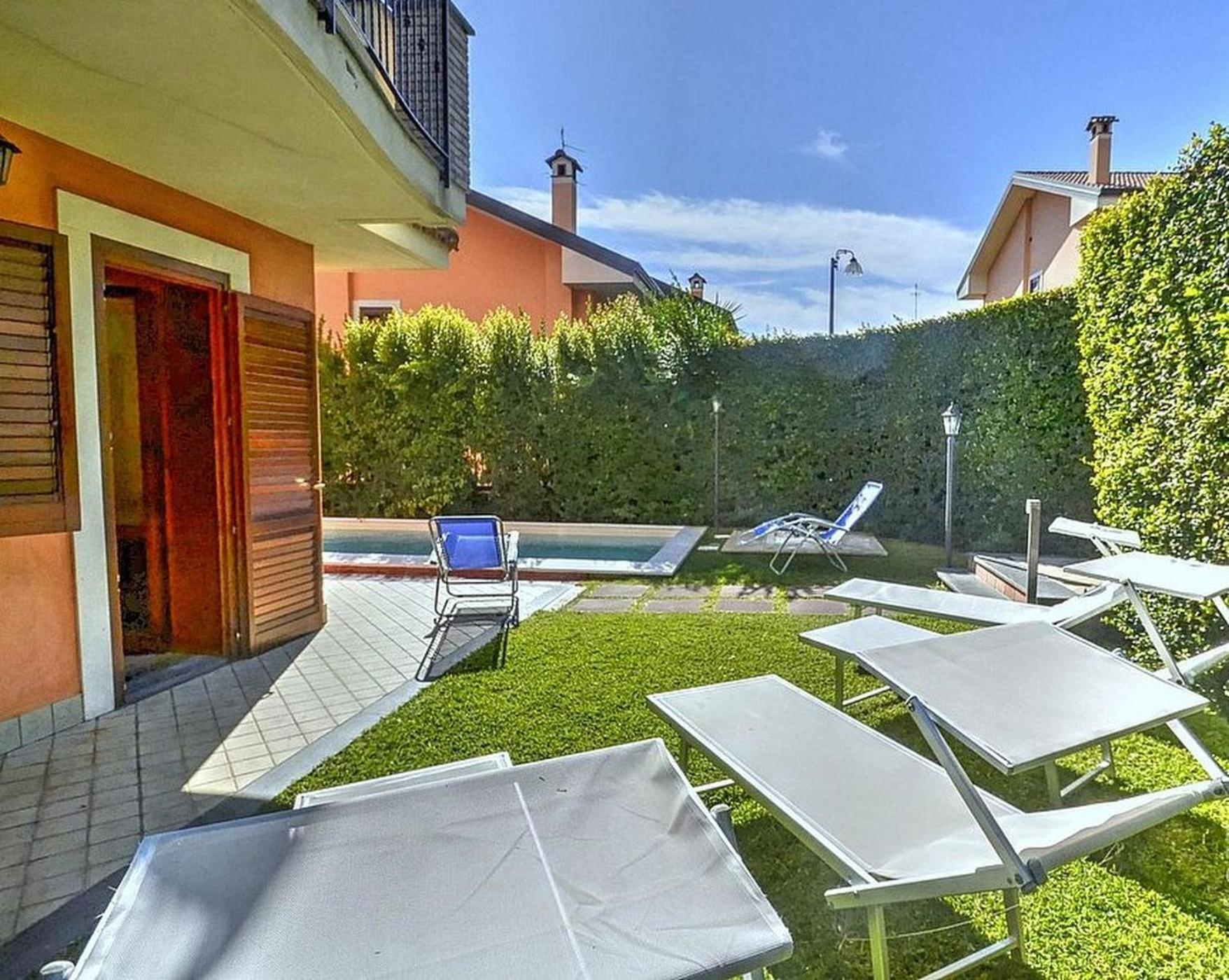 Six-Bedroom House - Photo 4