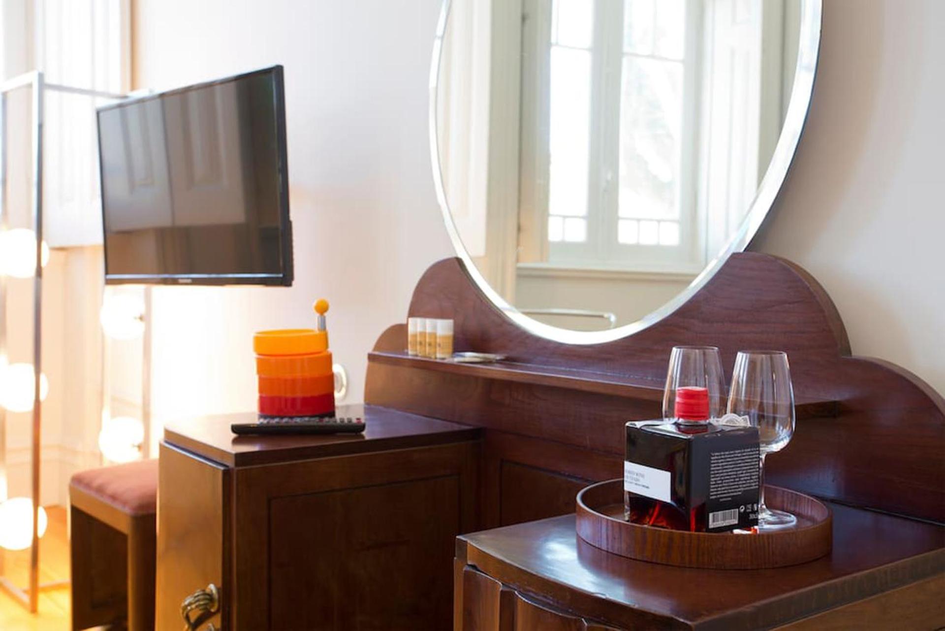 Deluxe Room (2 Adults + 1 Child) - Photo 22