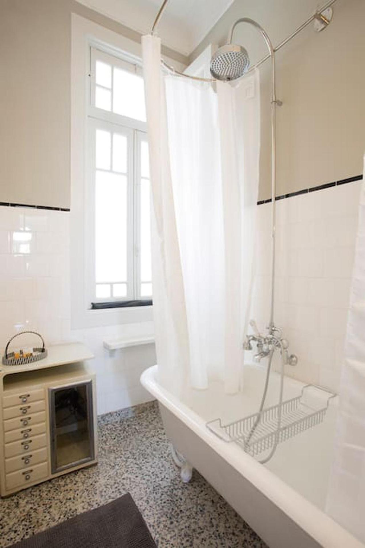 Deluxe Double Room with Bath - Photo 12