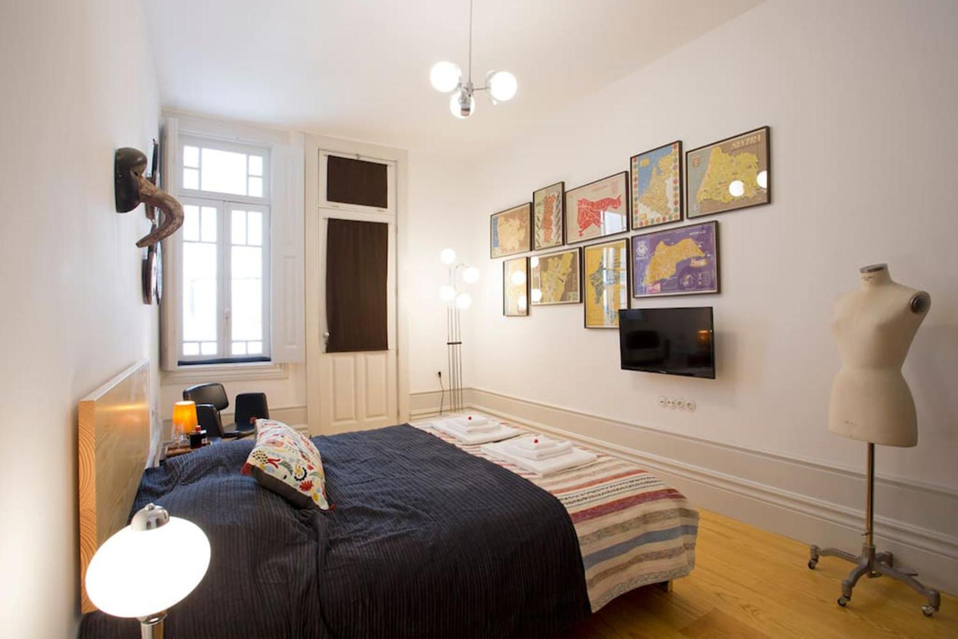 Deluxe Double Room with Bath - Photo 9