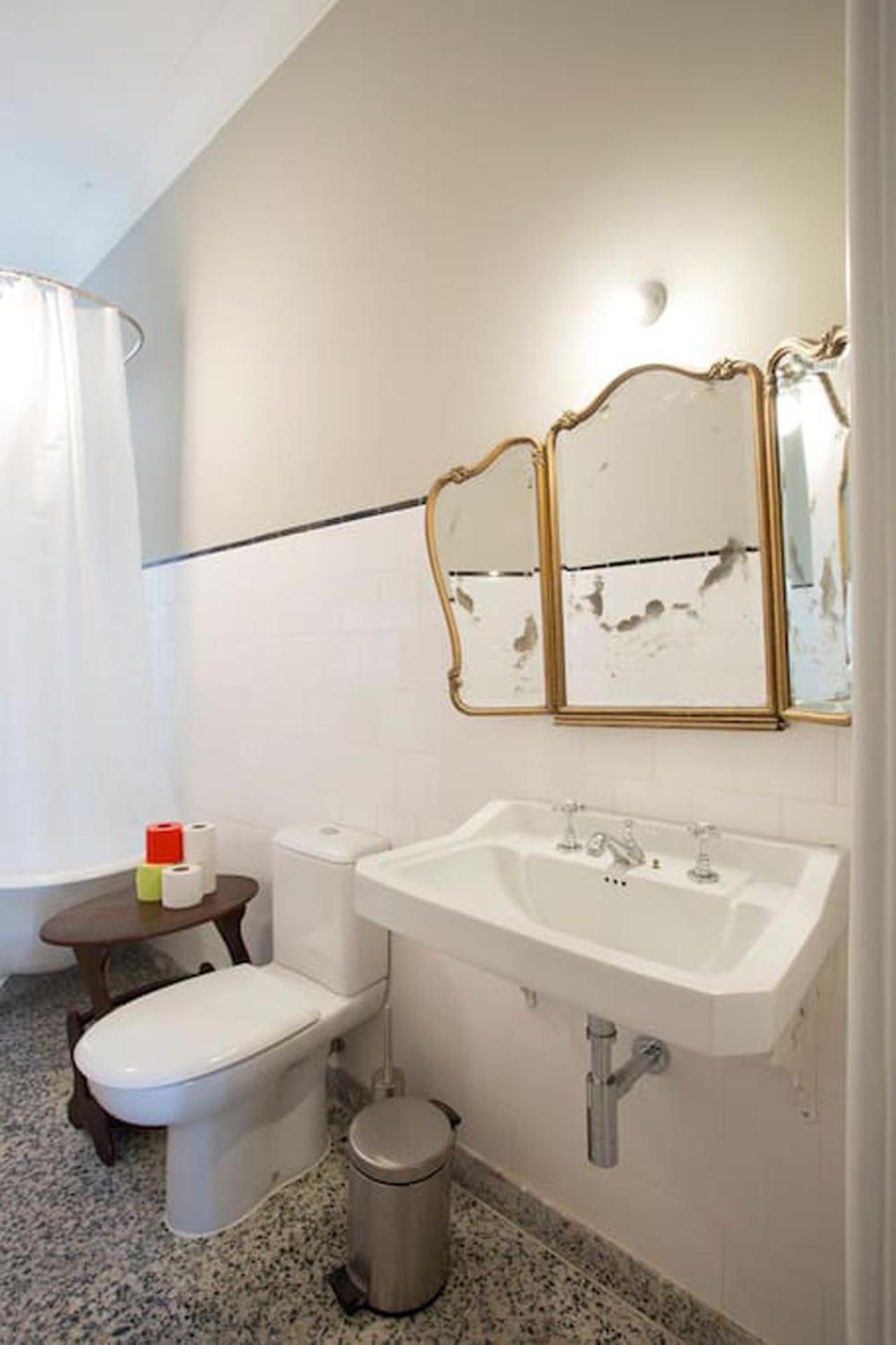 Deluxe Double Room with Bath - Photo 8