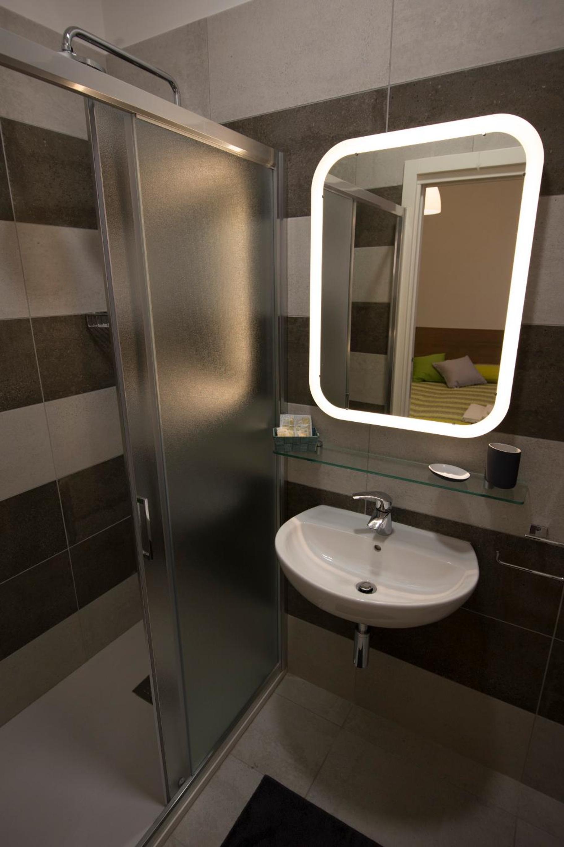 Standard Double or Twin Room - Photo 5