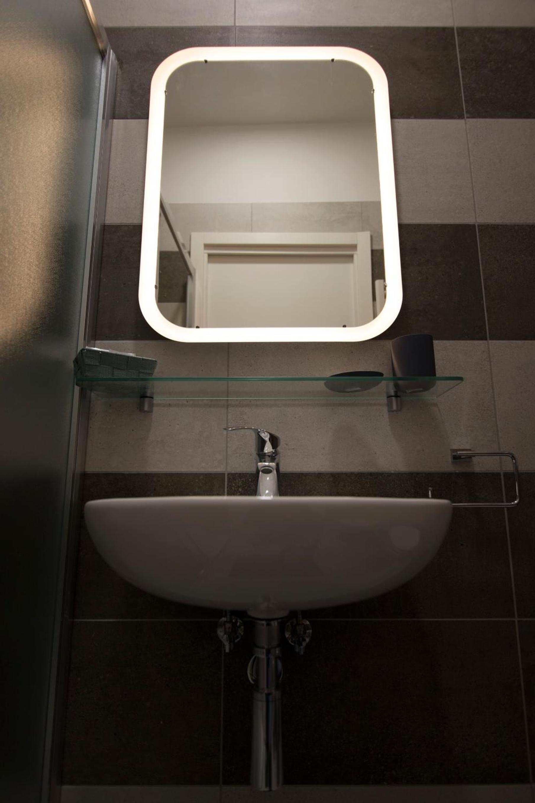 Standard Double or Twin Room - Photo 6