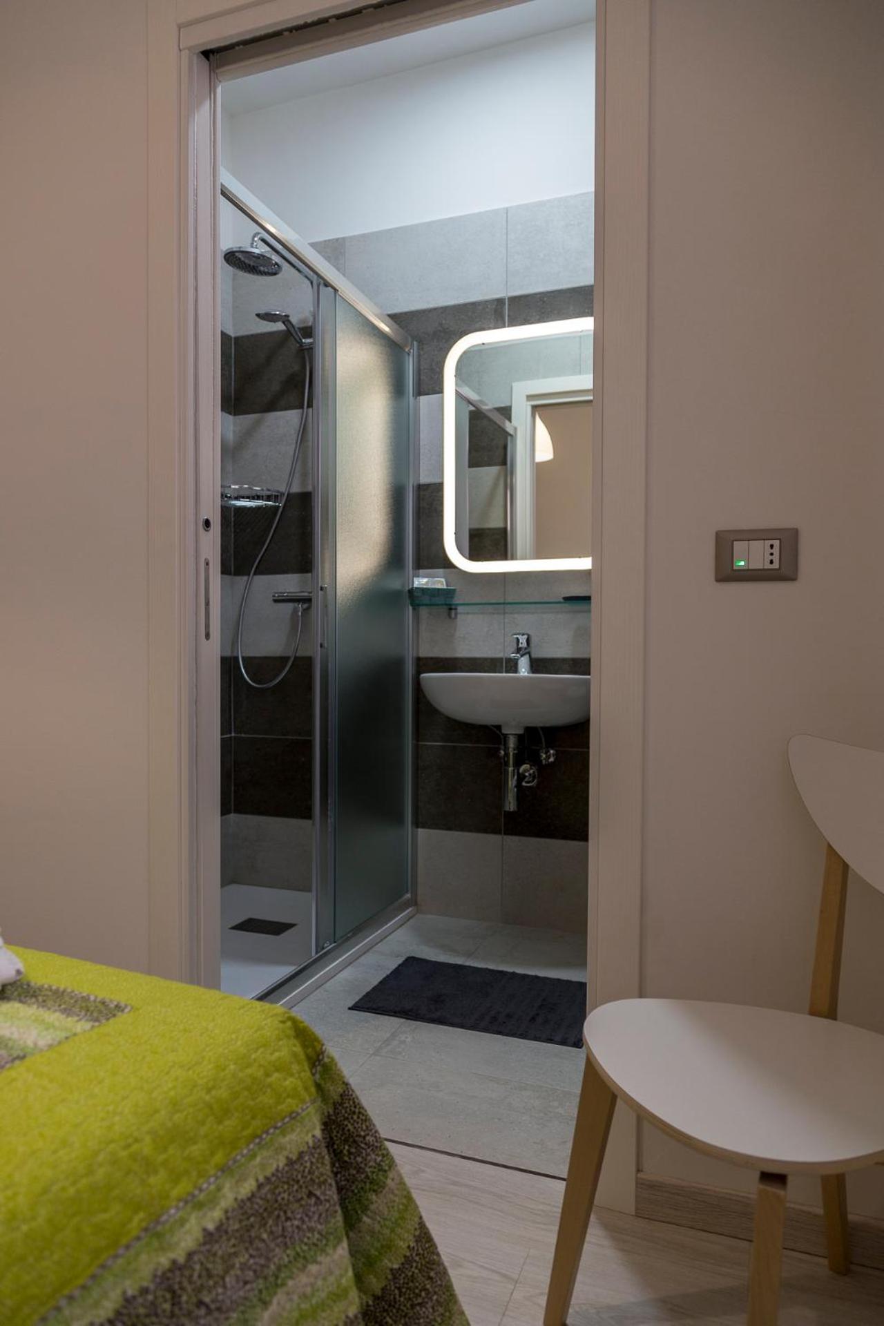 Standard Double or Twin Room - Photo 10