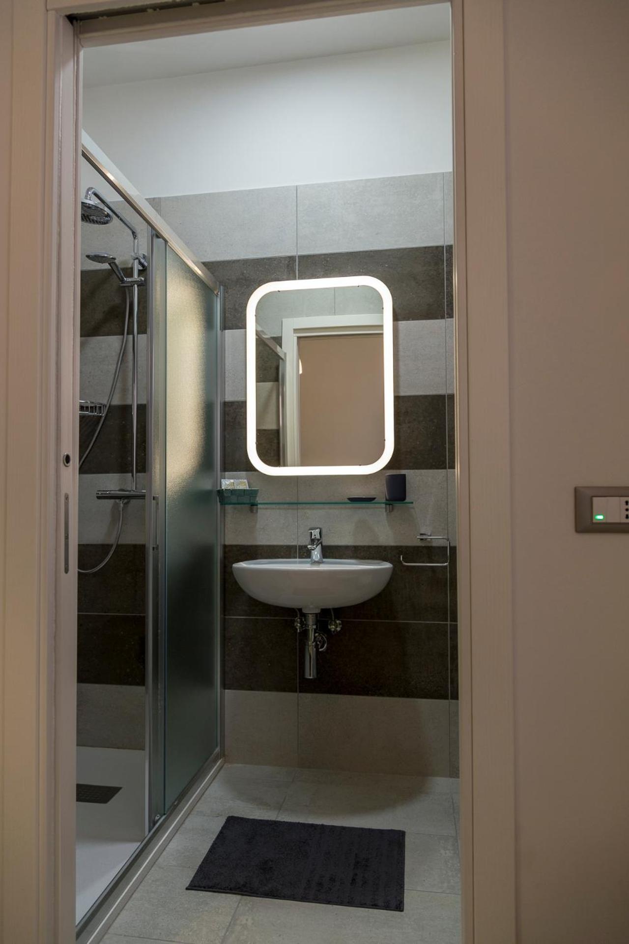 Standard Double or Twin Room - Photo 9
