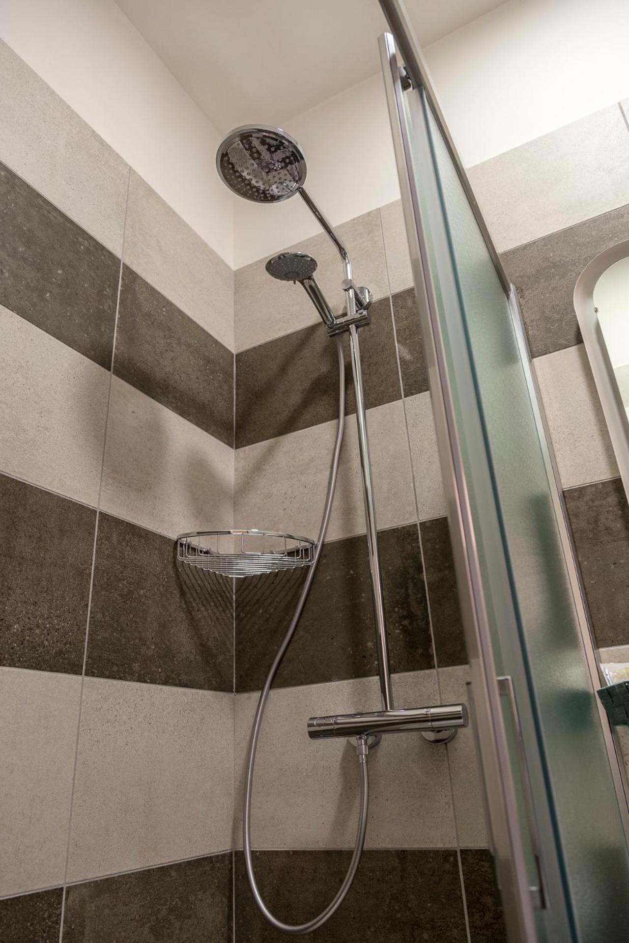 Standard Double or Twin Room - Photo 8