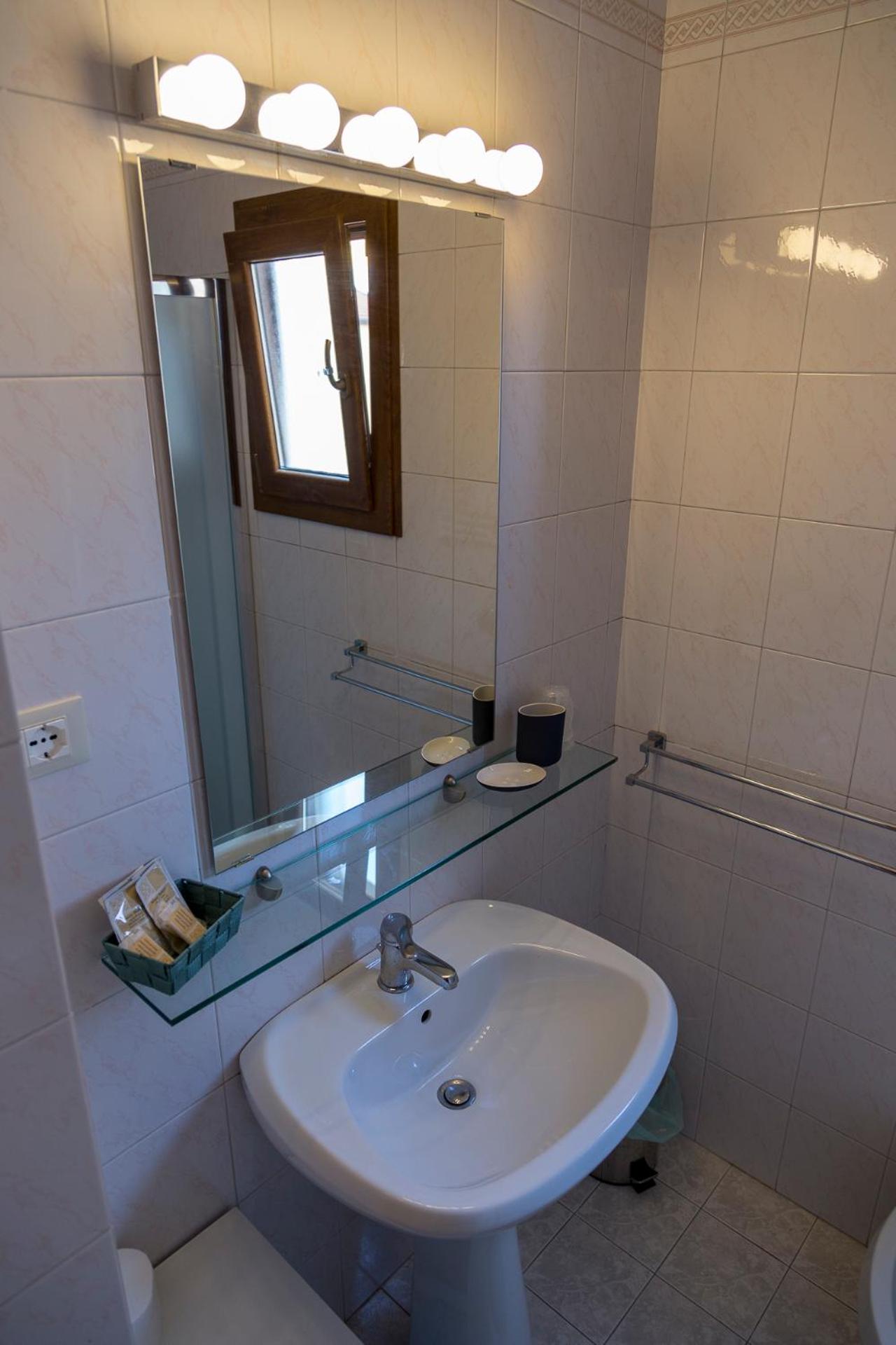 Quadruple Room - Photo 7