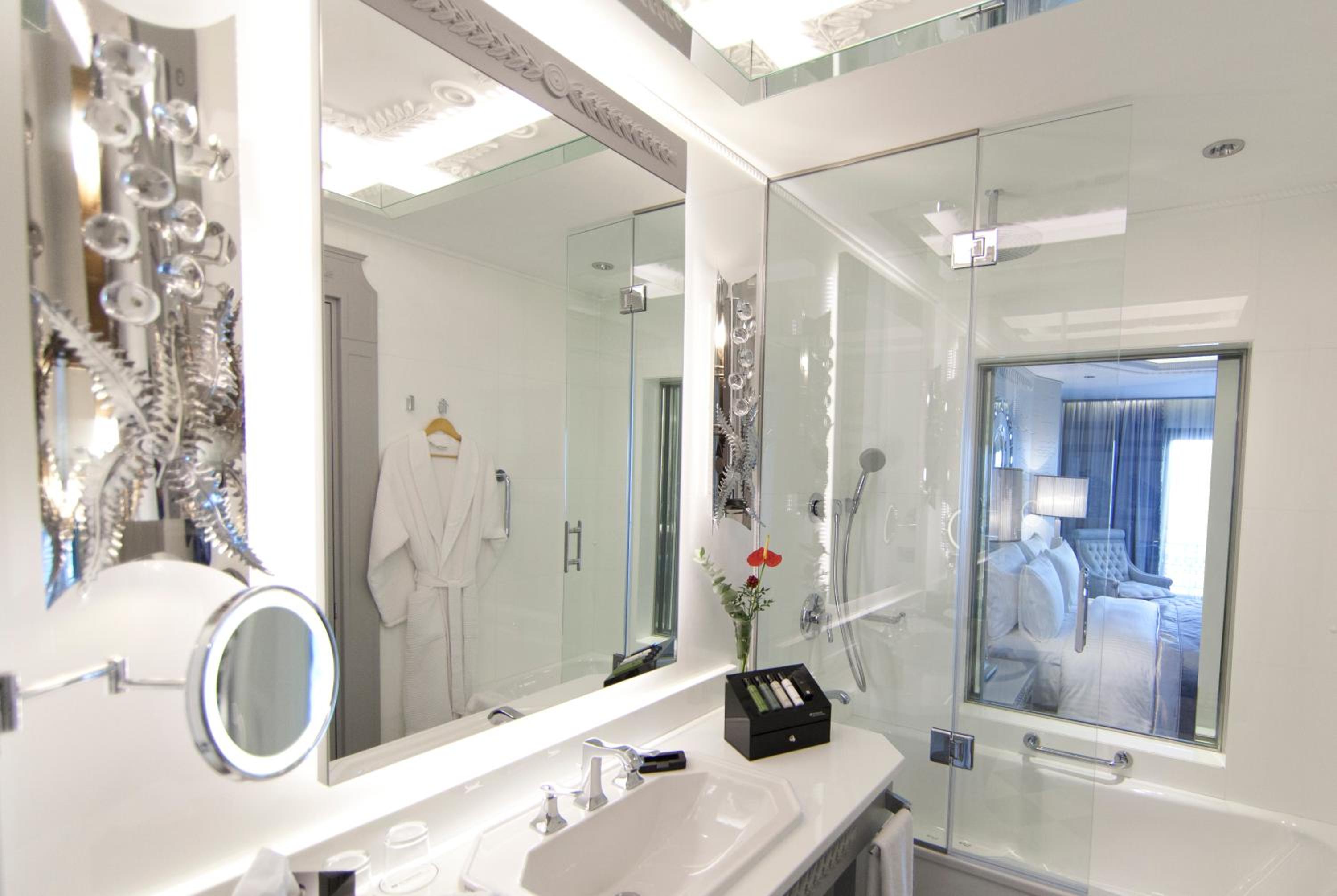Deluxe King Room with City View - Photo 9