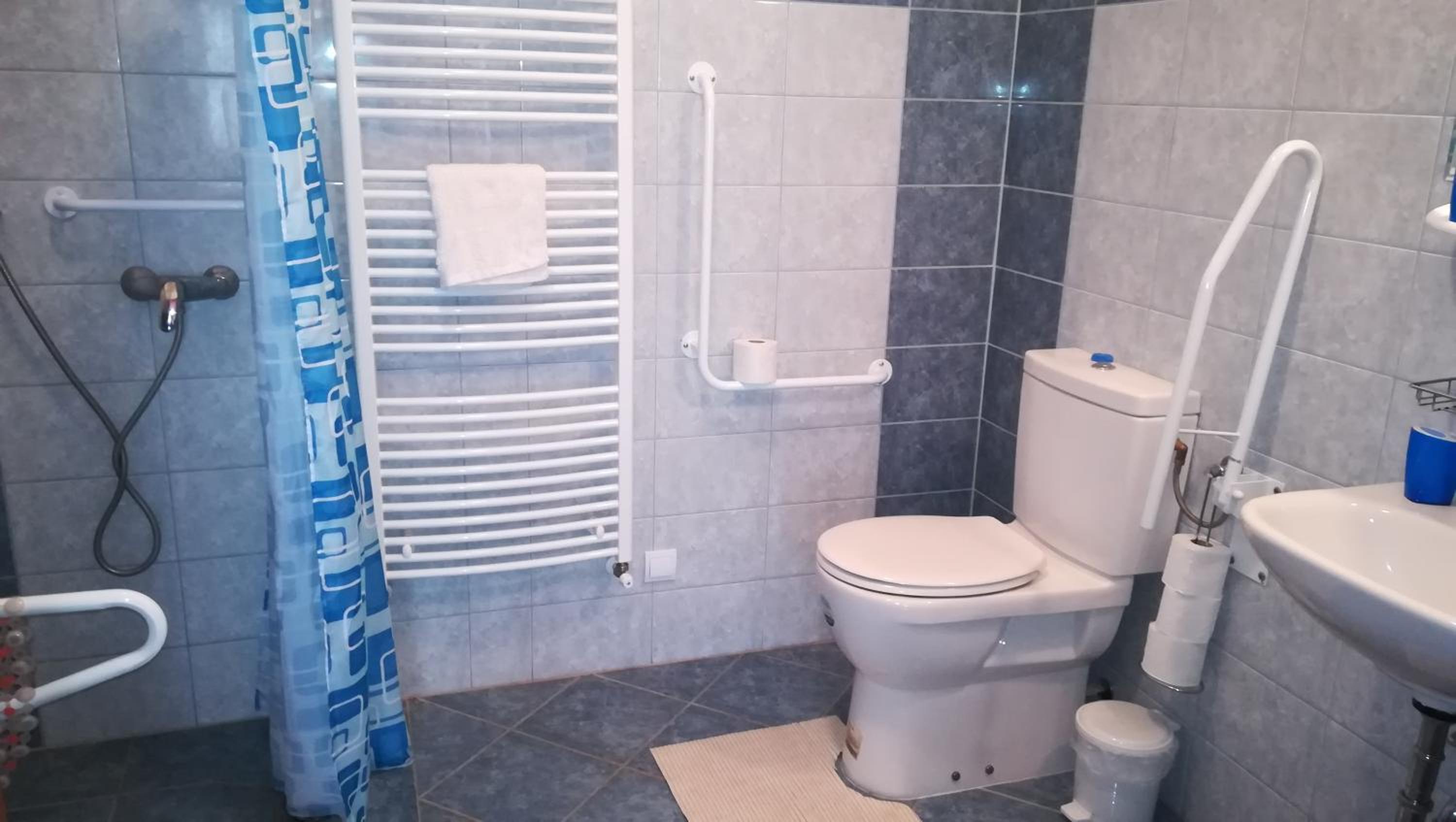 Twin Room - Disability Access photo 2