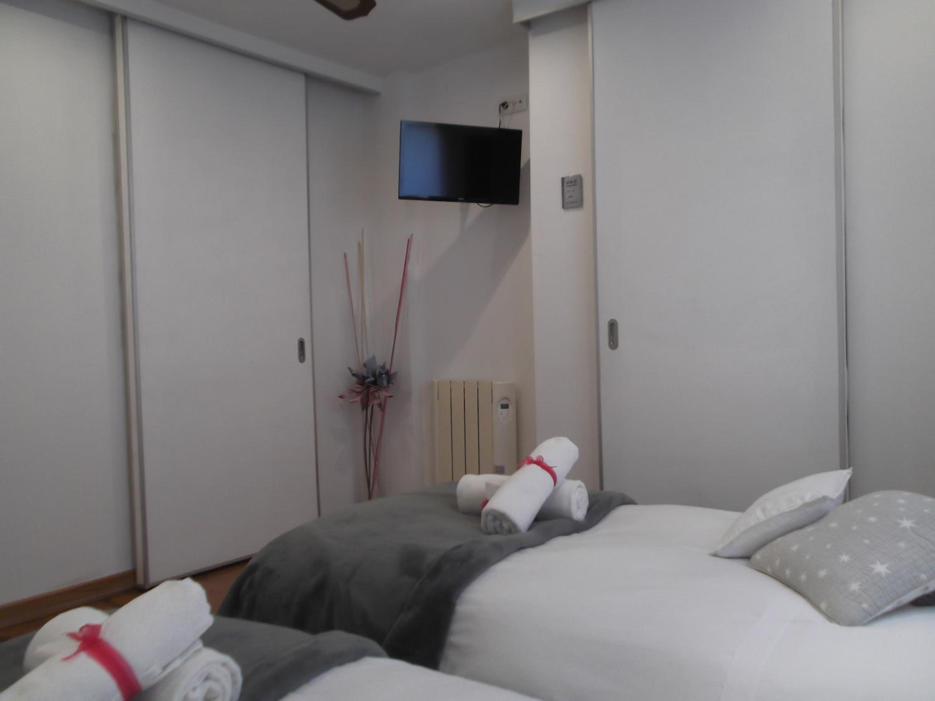 Twin Room with Bathroom - Photo 4