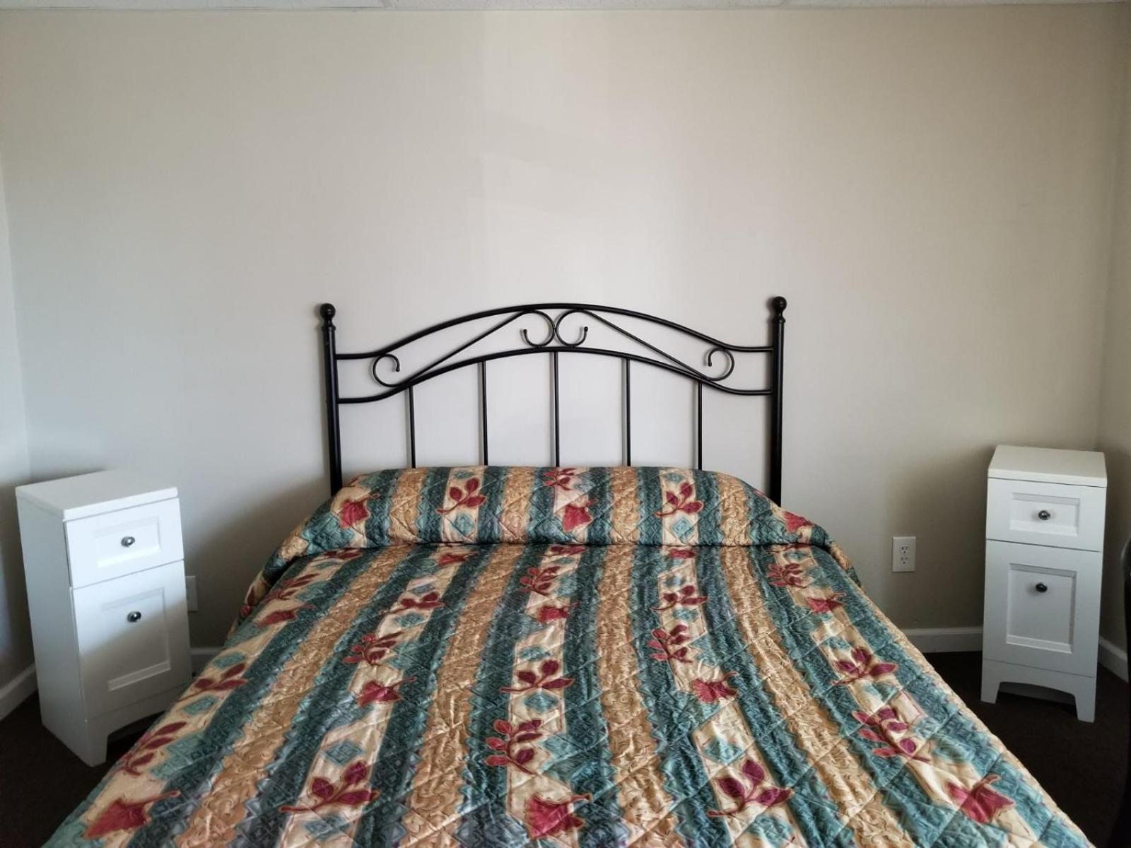 One Queen Bed - Smoking photo 1