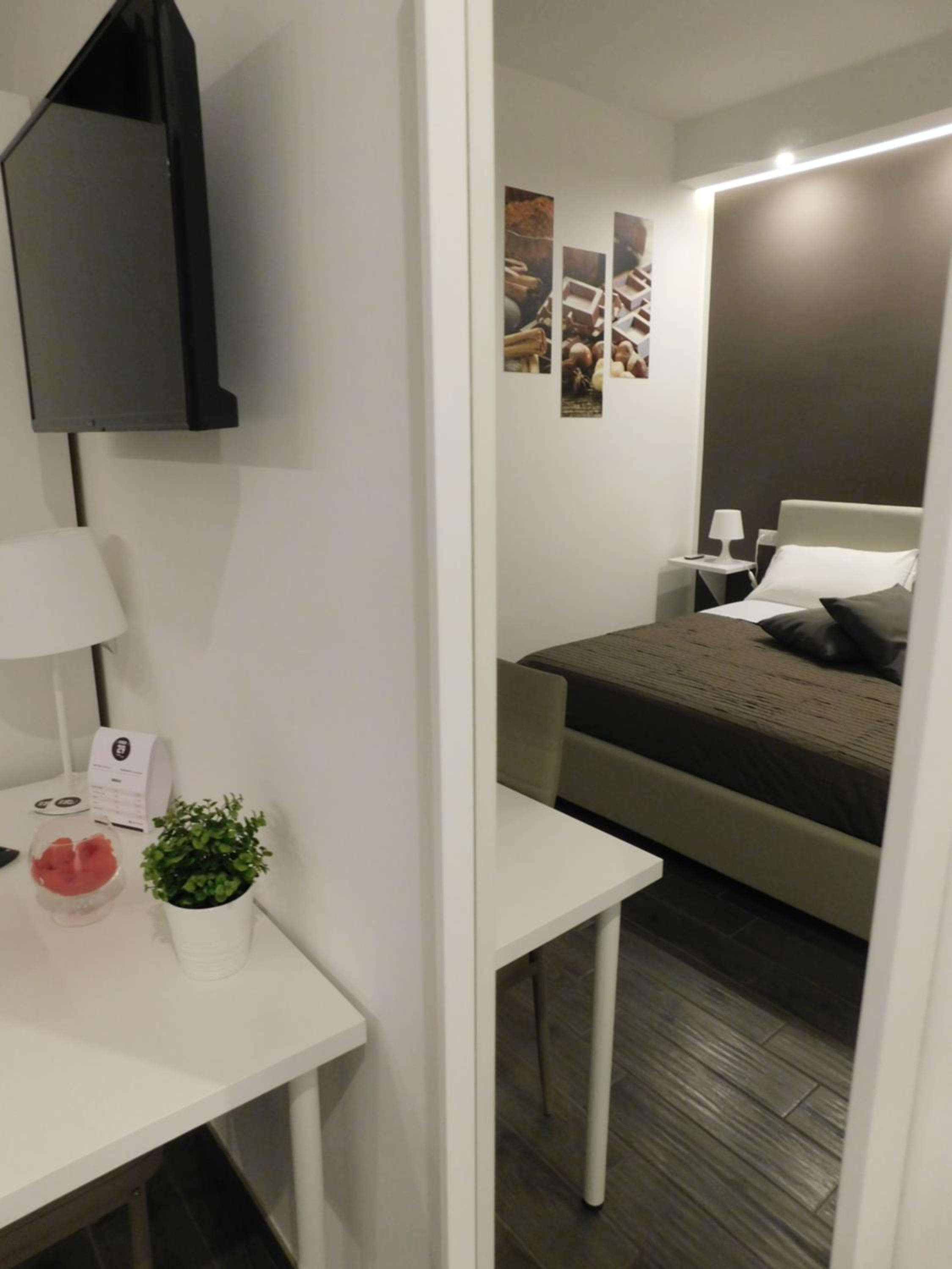 King Room with Balcony - Photo 6