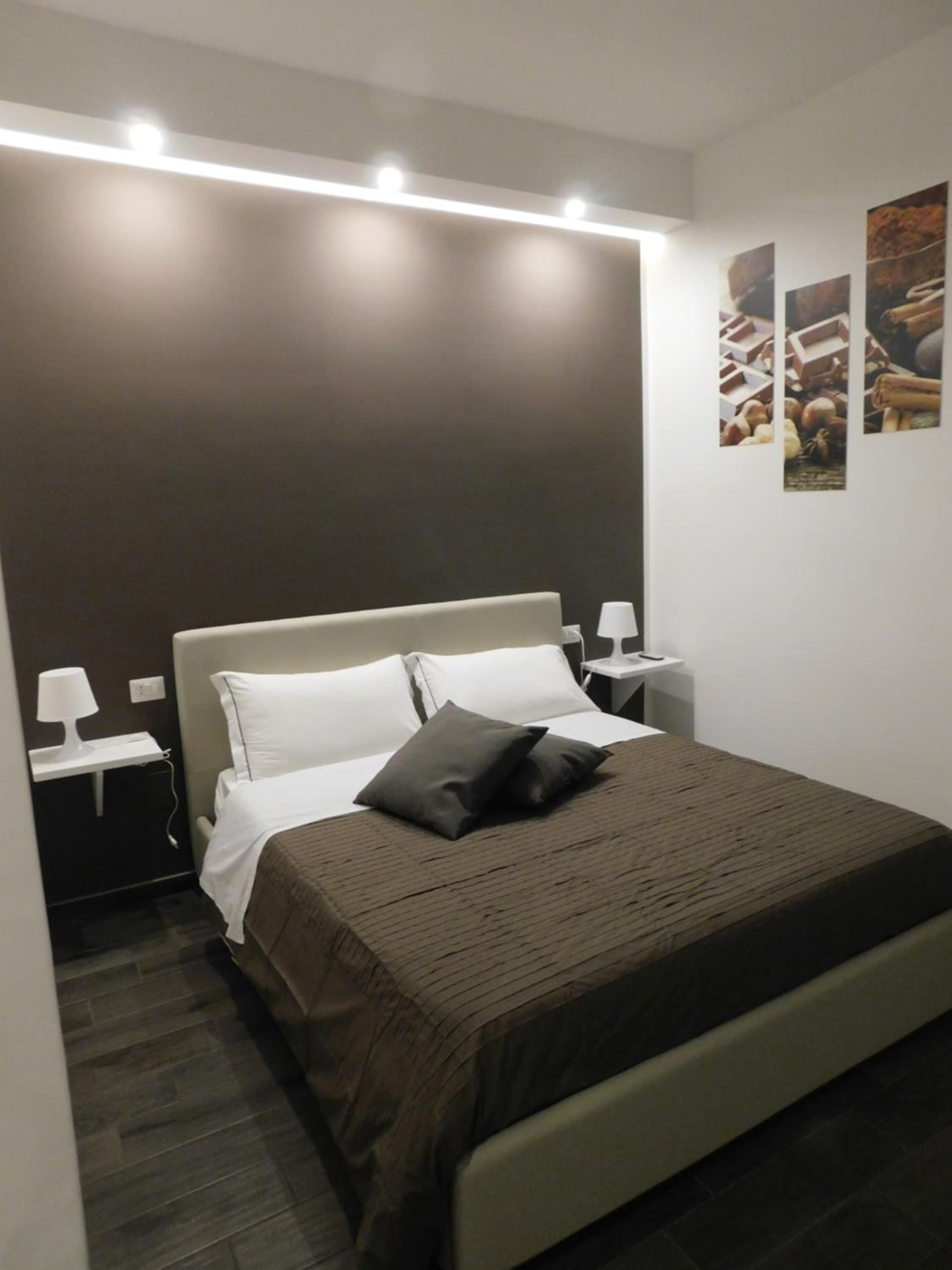 King Room with Balcony - Photo 7