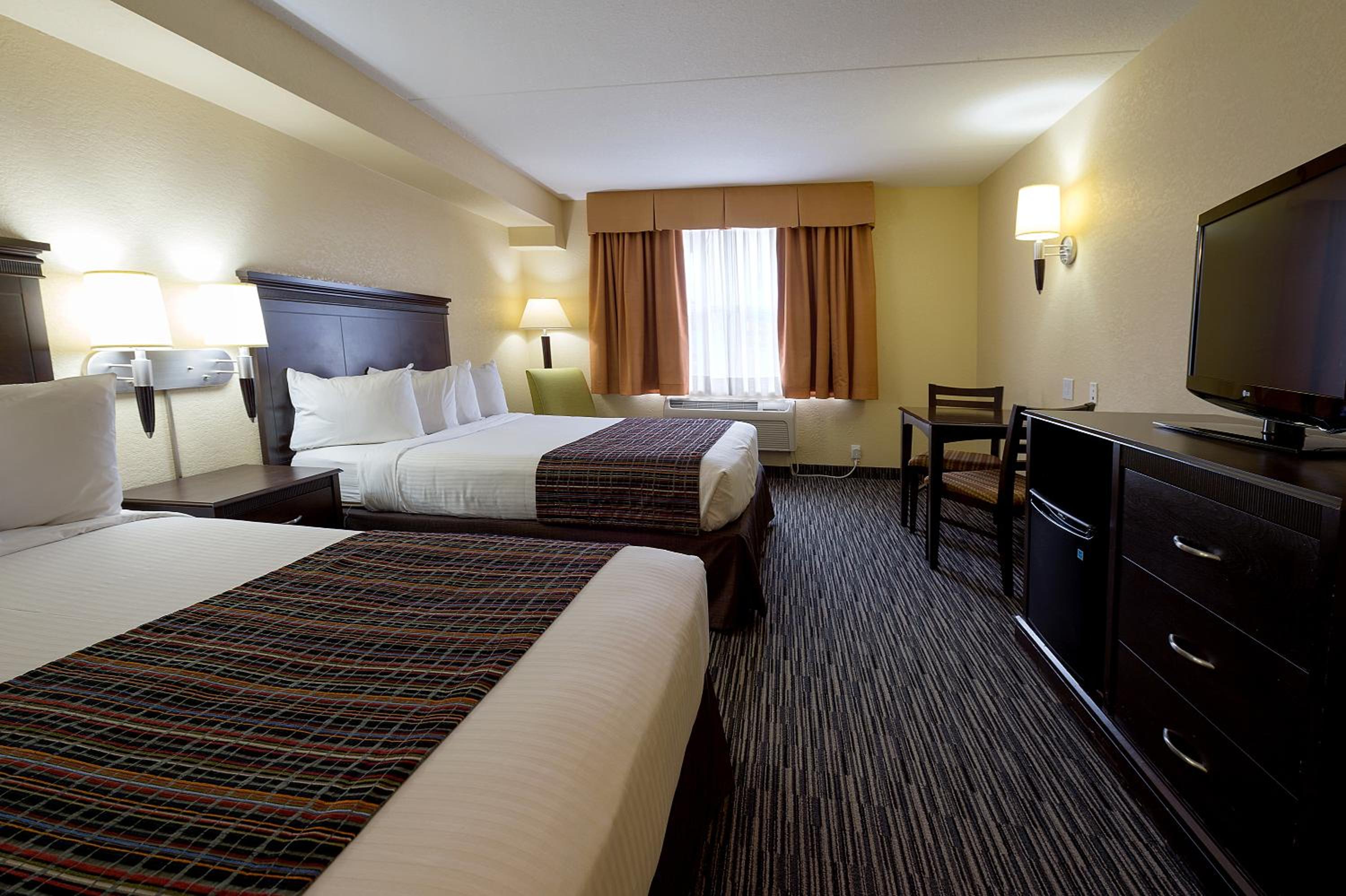Queen Room with Two Queen Beds photo 2
