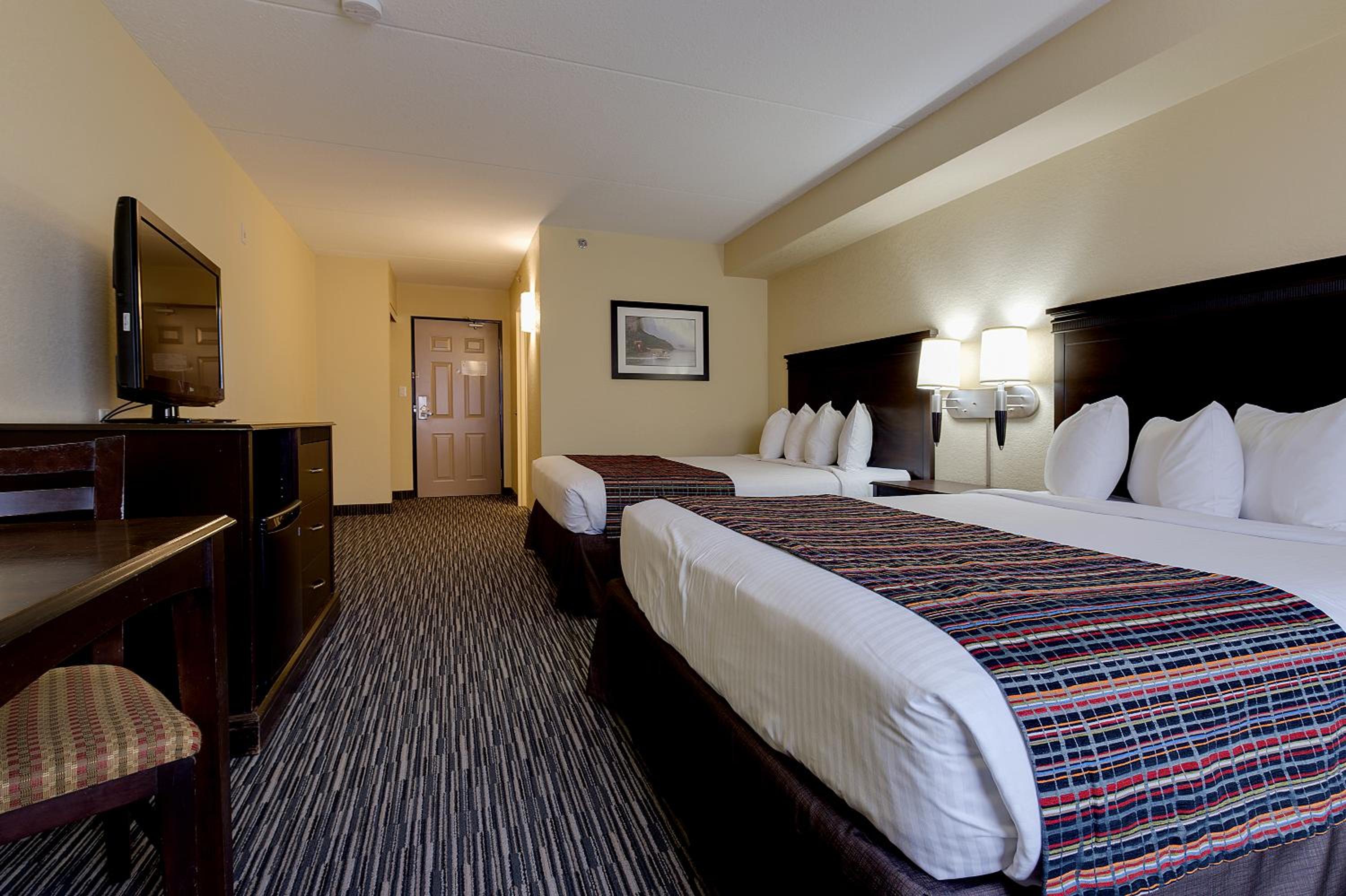 Queen Room with Two Queen Beds photo 1