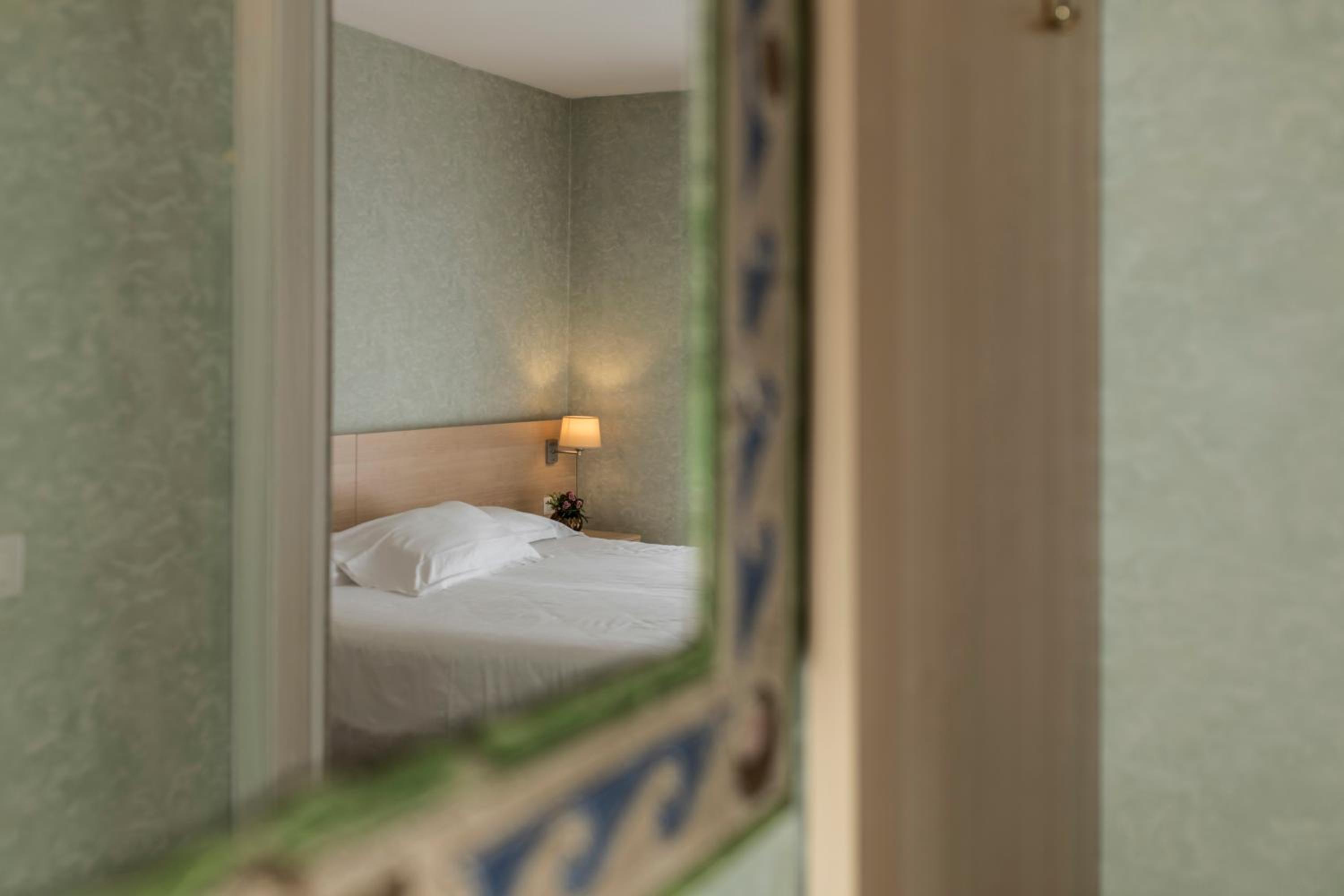 Standard Double Room - Photo 15