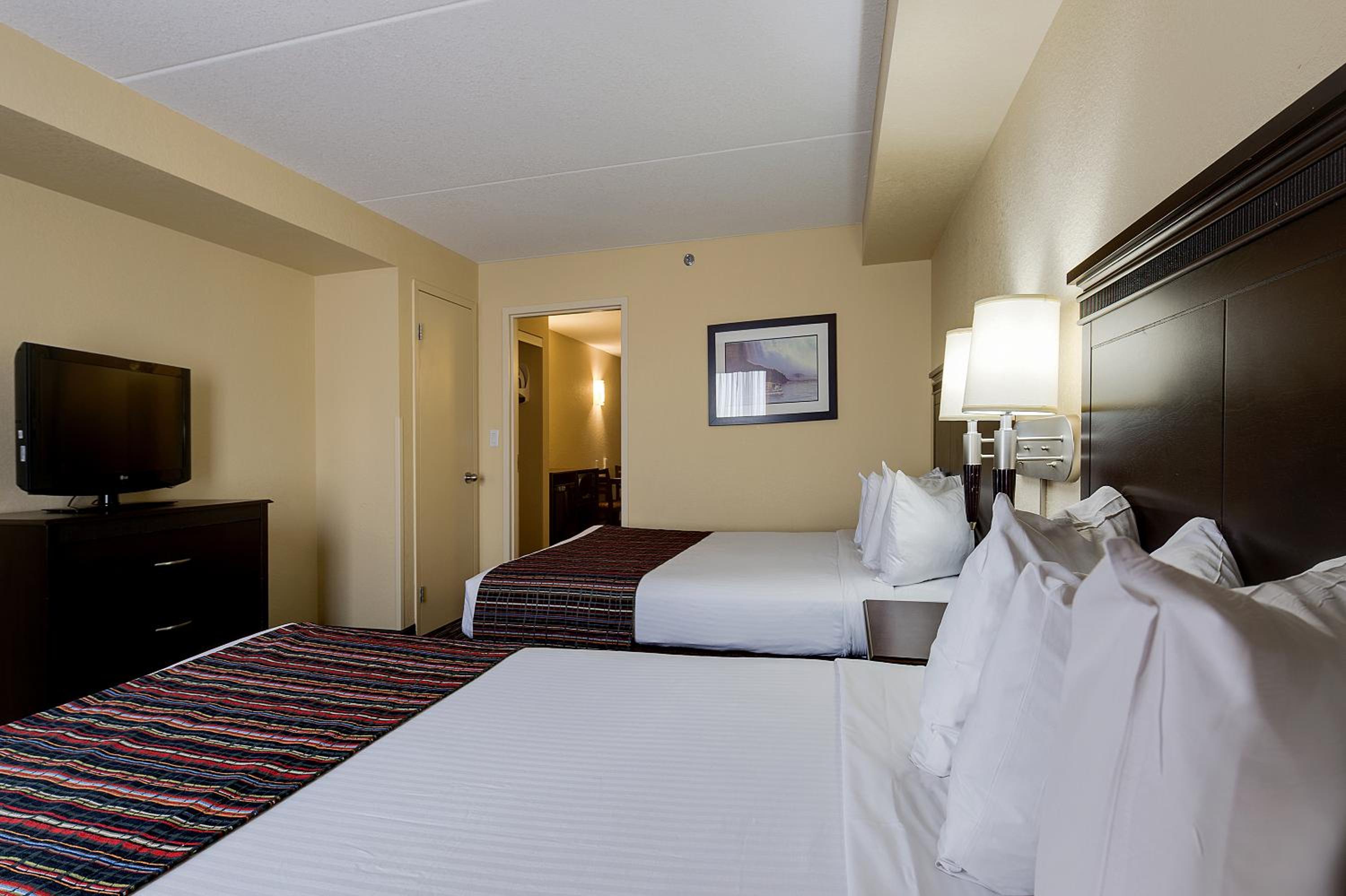 One-Bedroom Queen Suite with Two Queen Beds and Sofa Bed - Non-Smoking photo 3