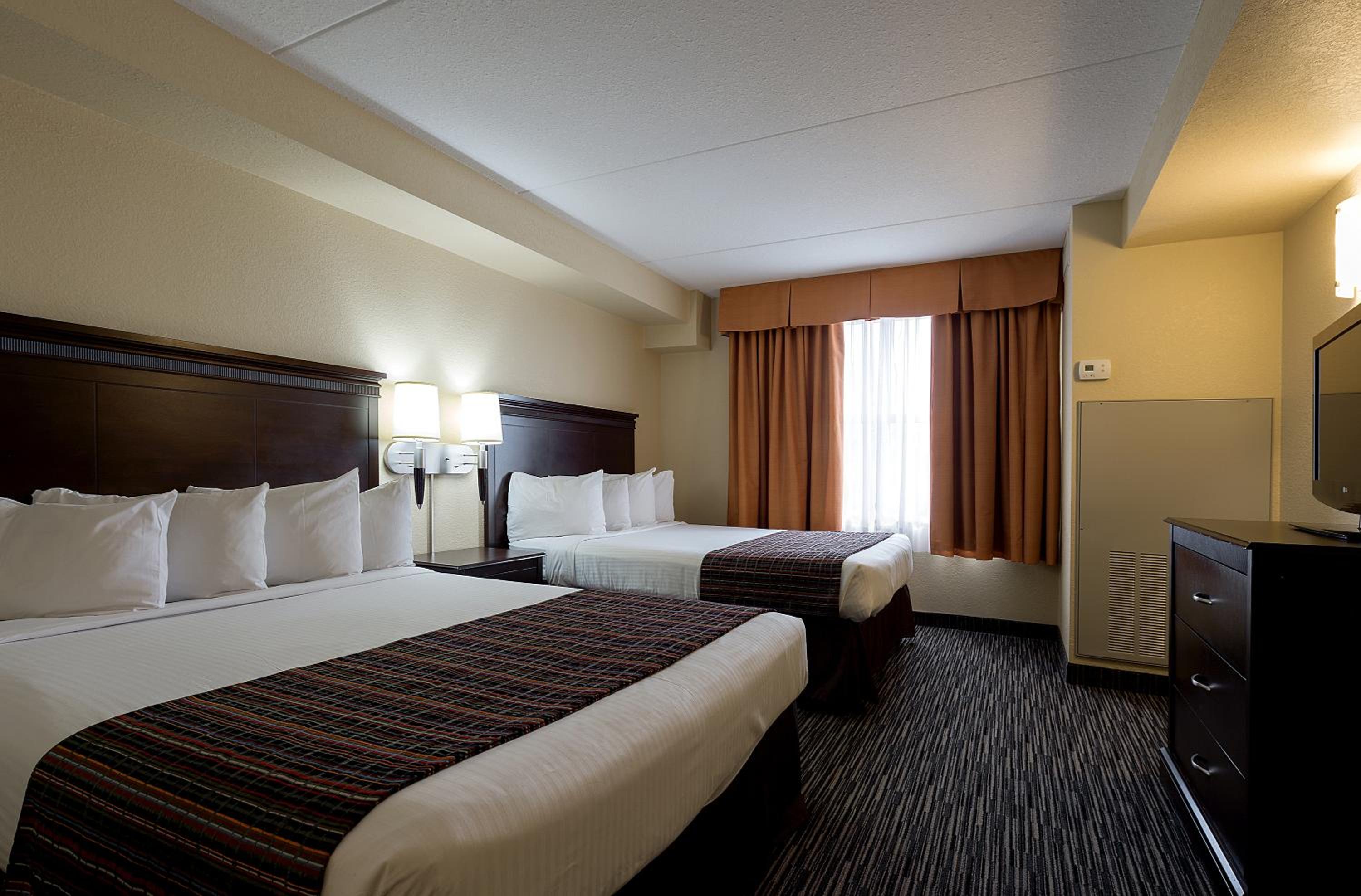 One-Bedroom Queen Suite with Two Queen Beds and Sofa Bed - Non-Smoking photo 2