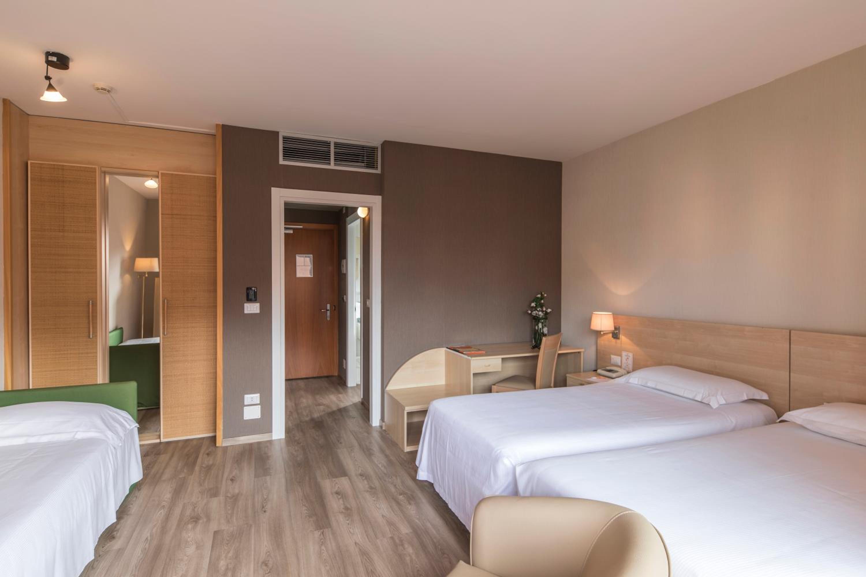 Standard Triple Room - Photo 22