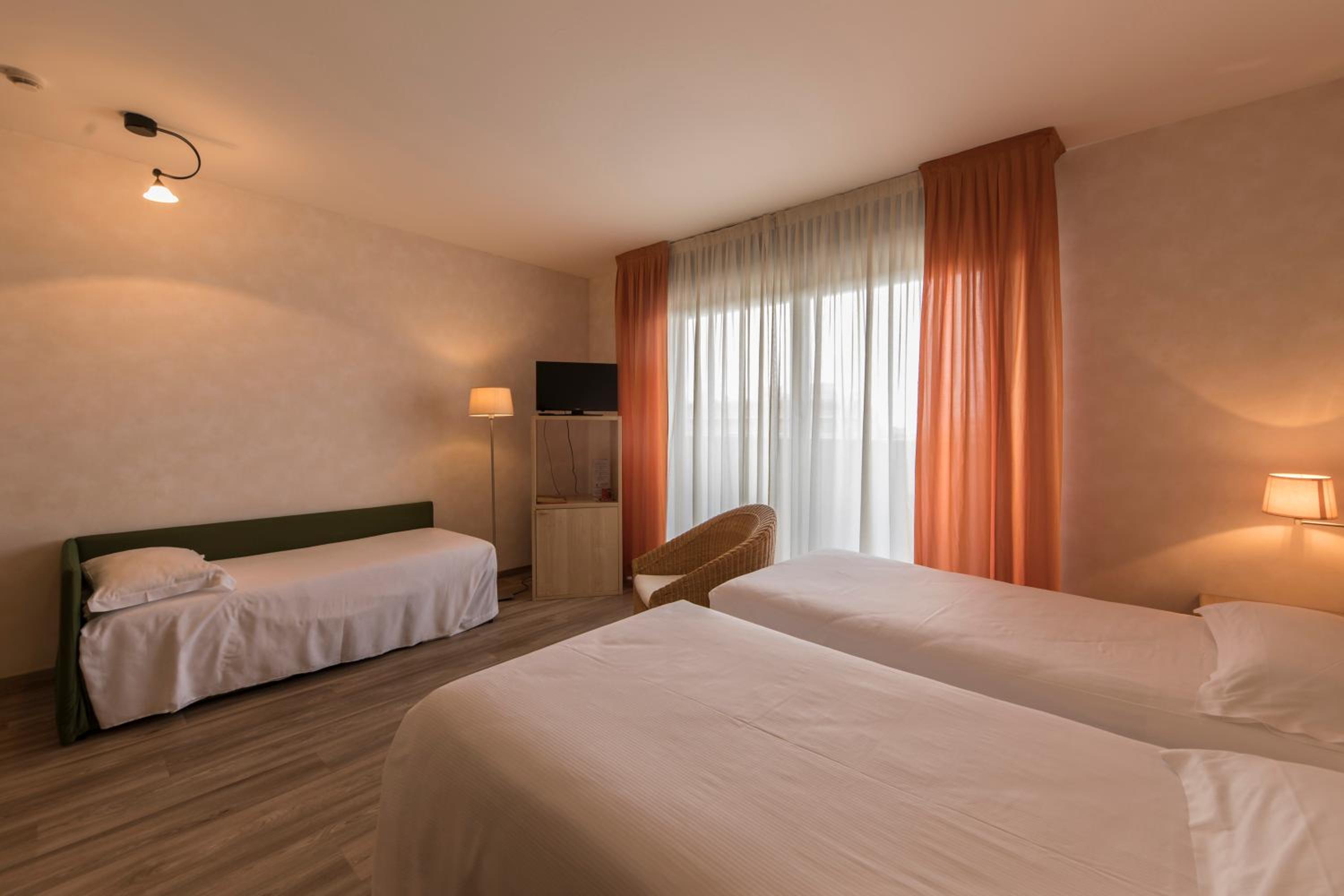 Standard Triple Room - Photo 3