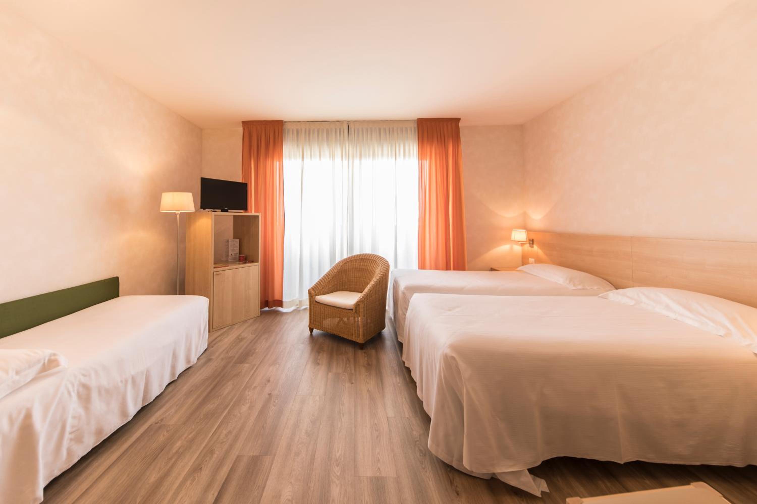 Standard Triple Room - Photo 7