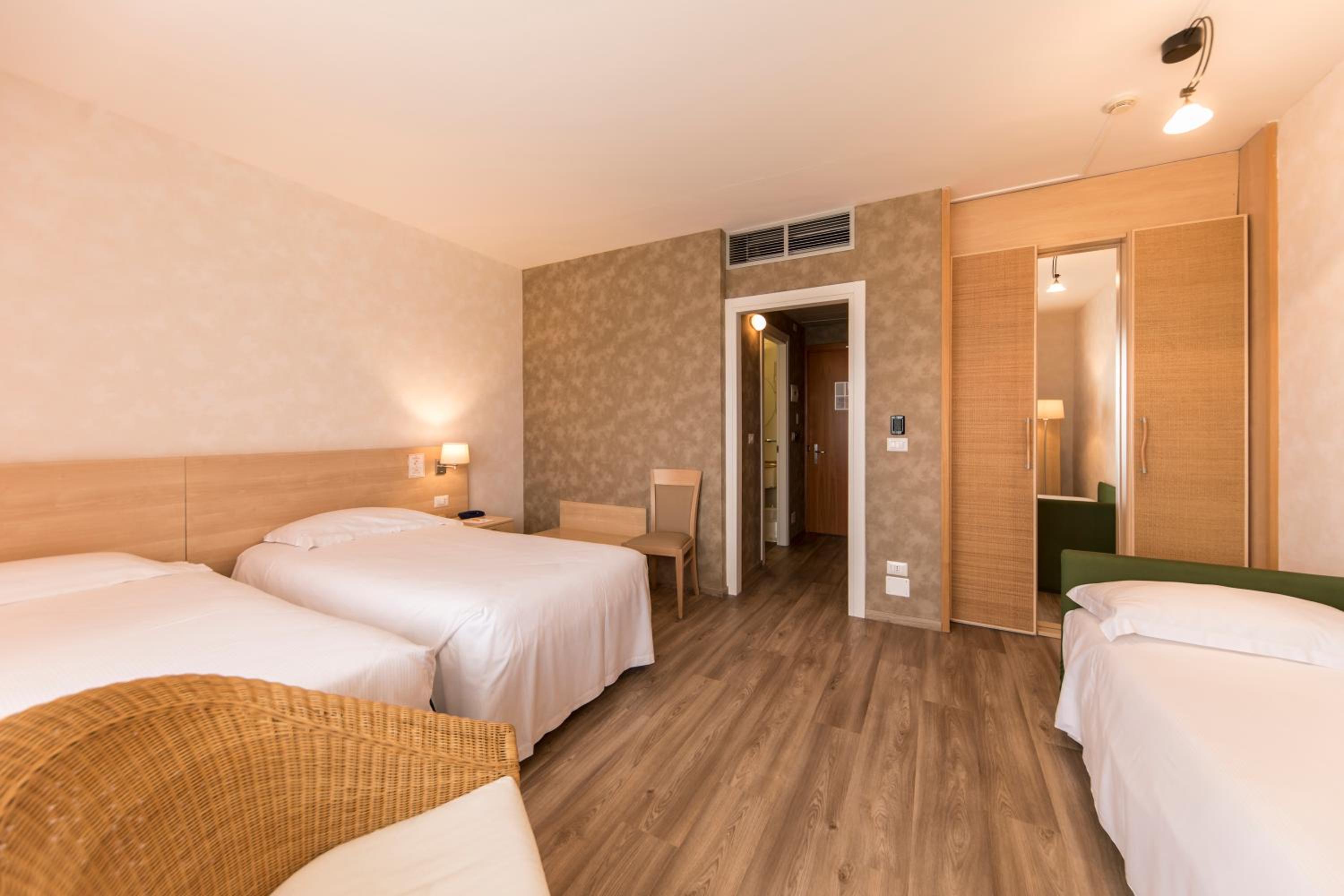 Standard Triple Room - Photo 6