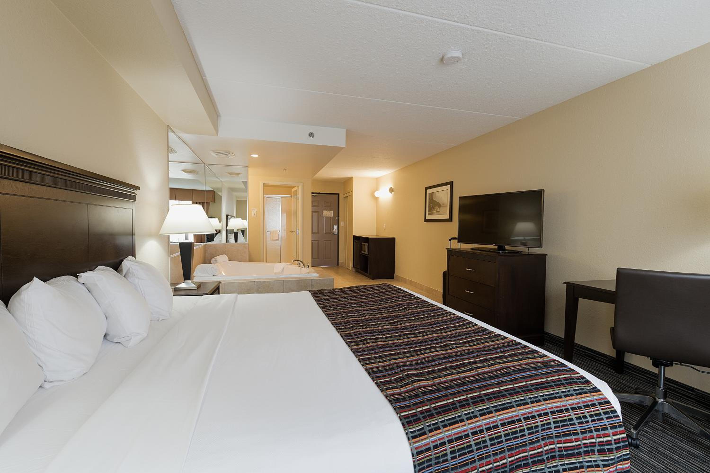 King Suite with Spa Bath photo 3