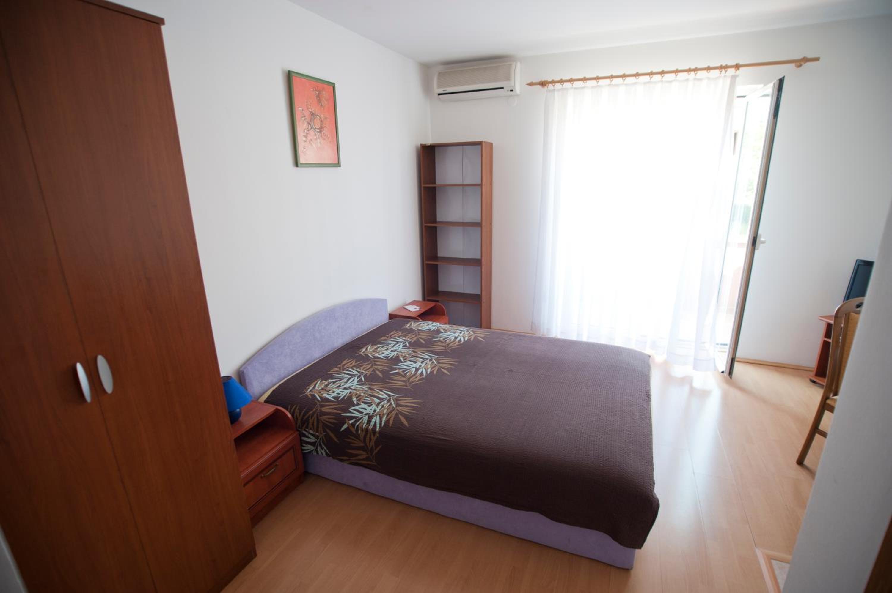 Studio with Balcony - Photo 2