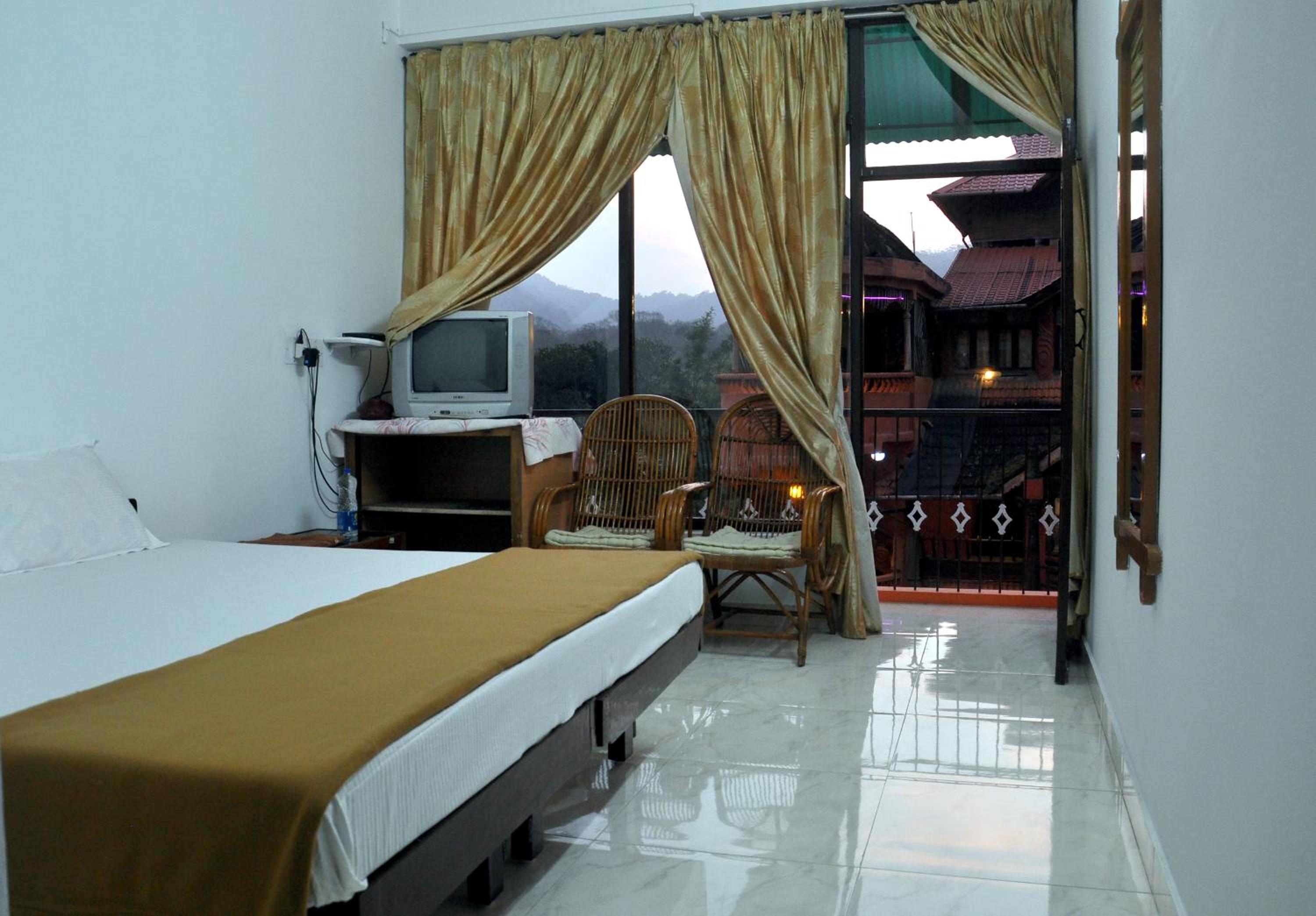 Double or Twin Room with Balcony - Photo 4