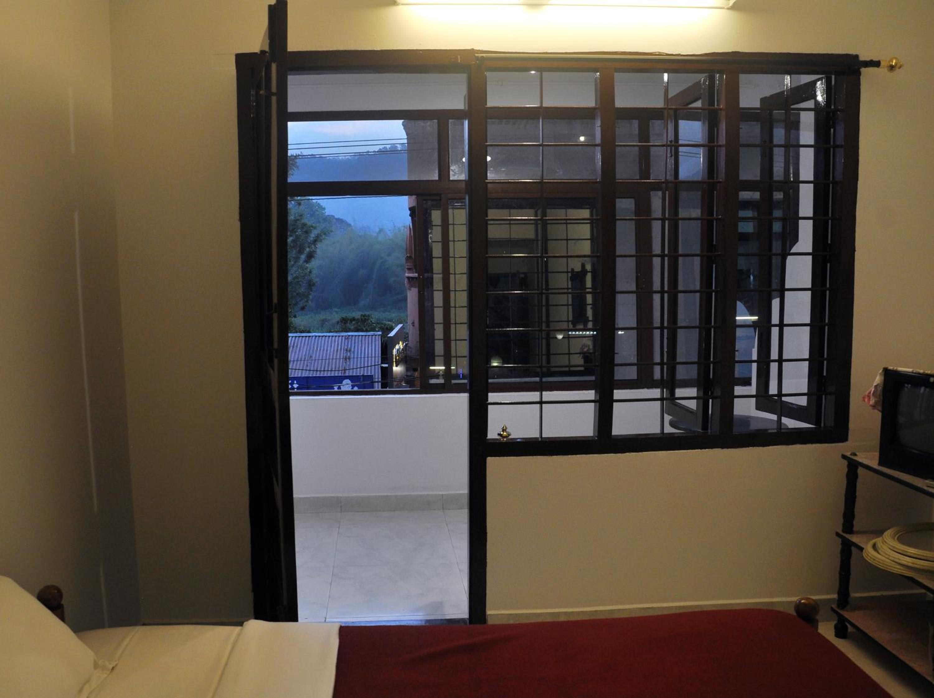 Double Room with Balcony - Photo 5