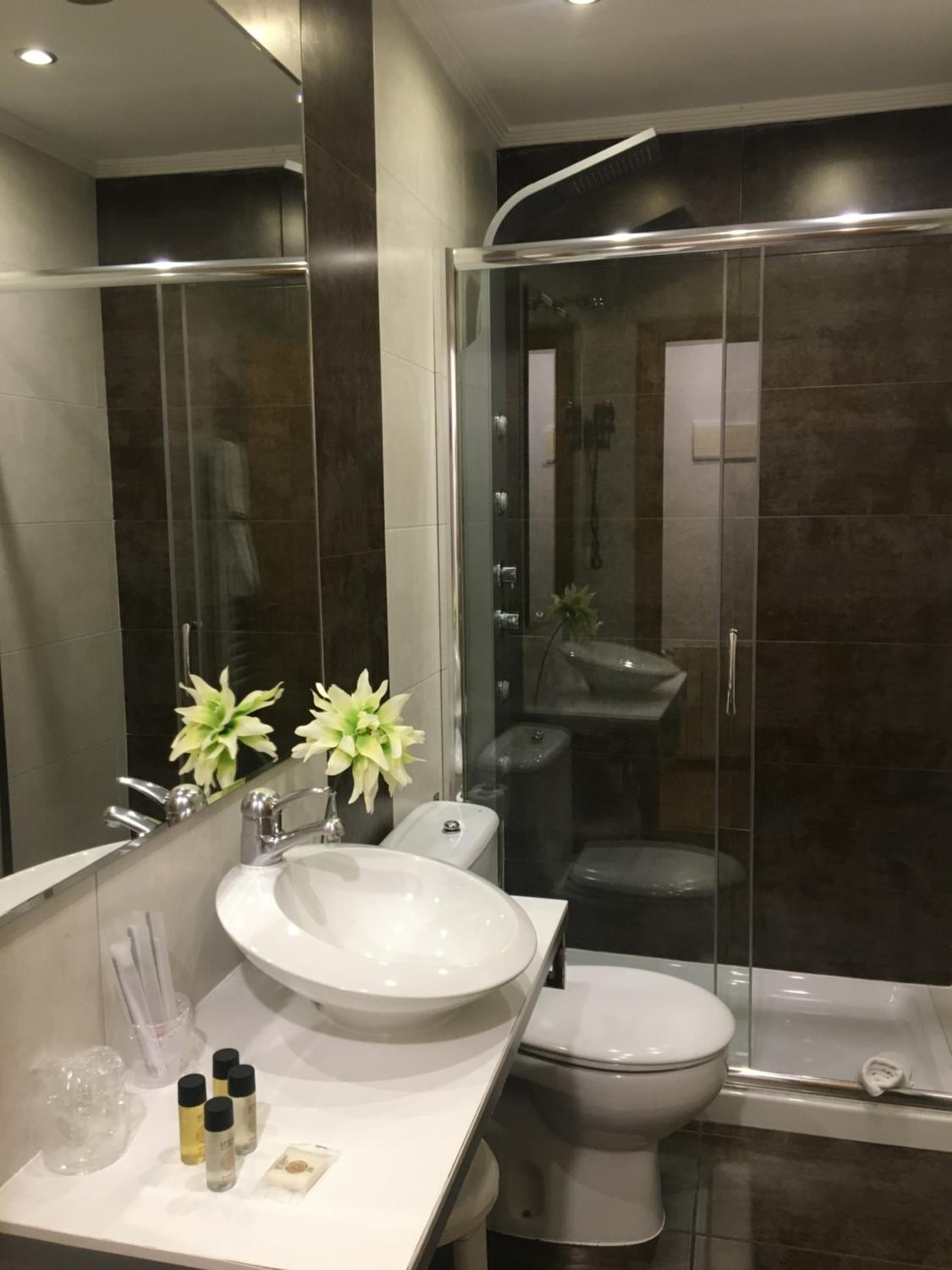 Double or Twin Room - Photo 17