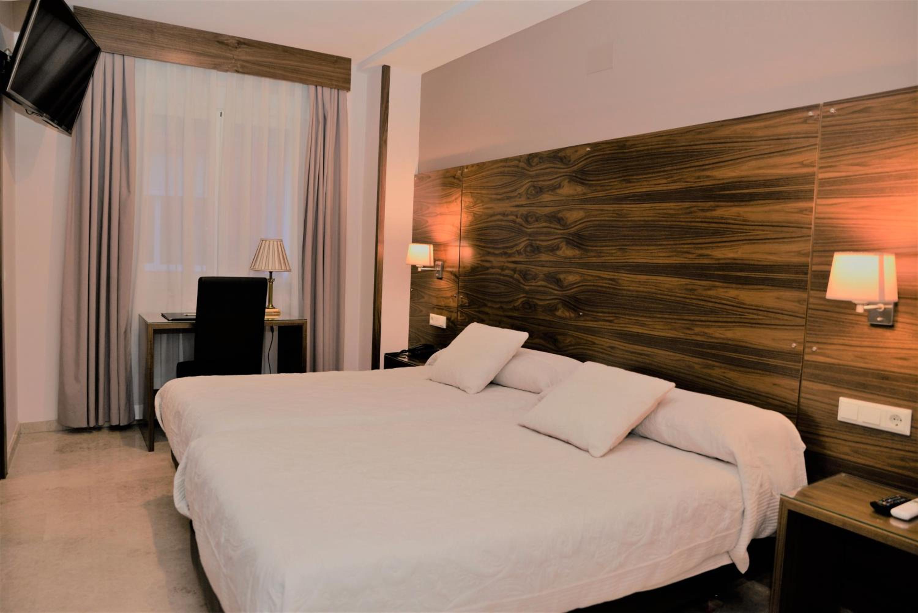 Twin Room - Photo 1