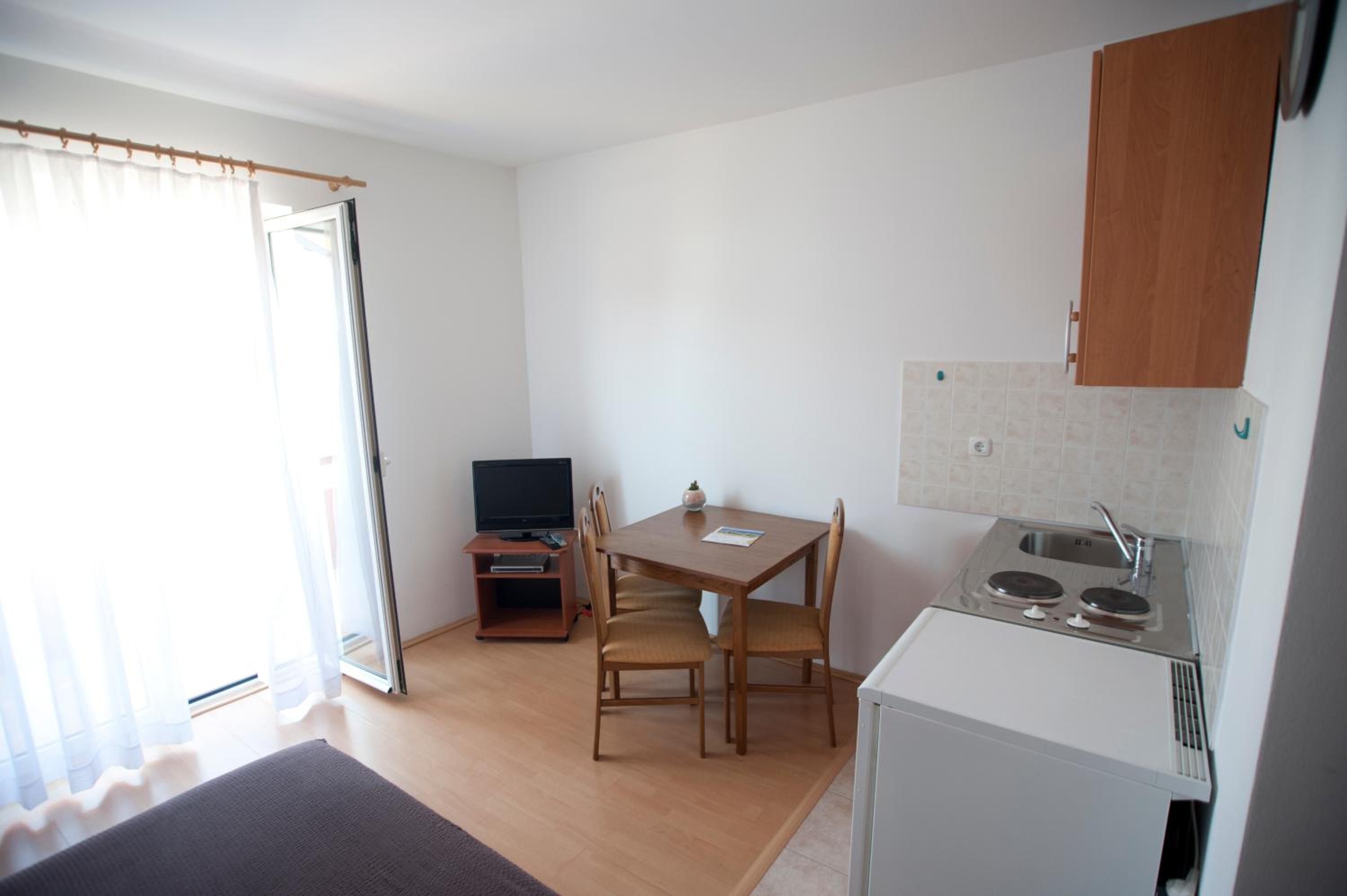 Studio with Balcony - Photo 5