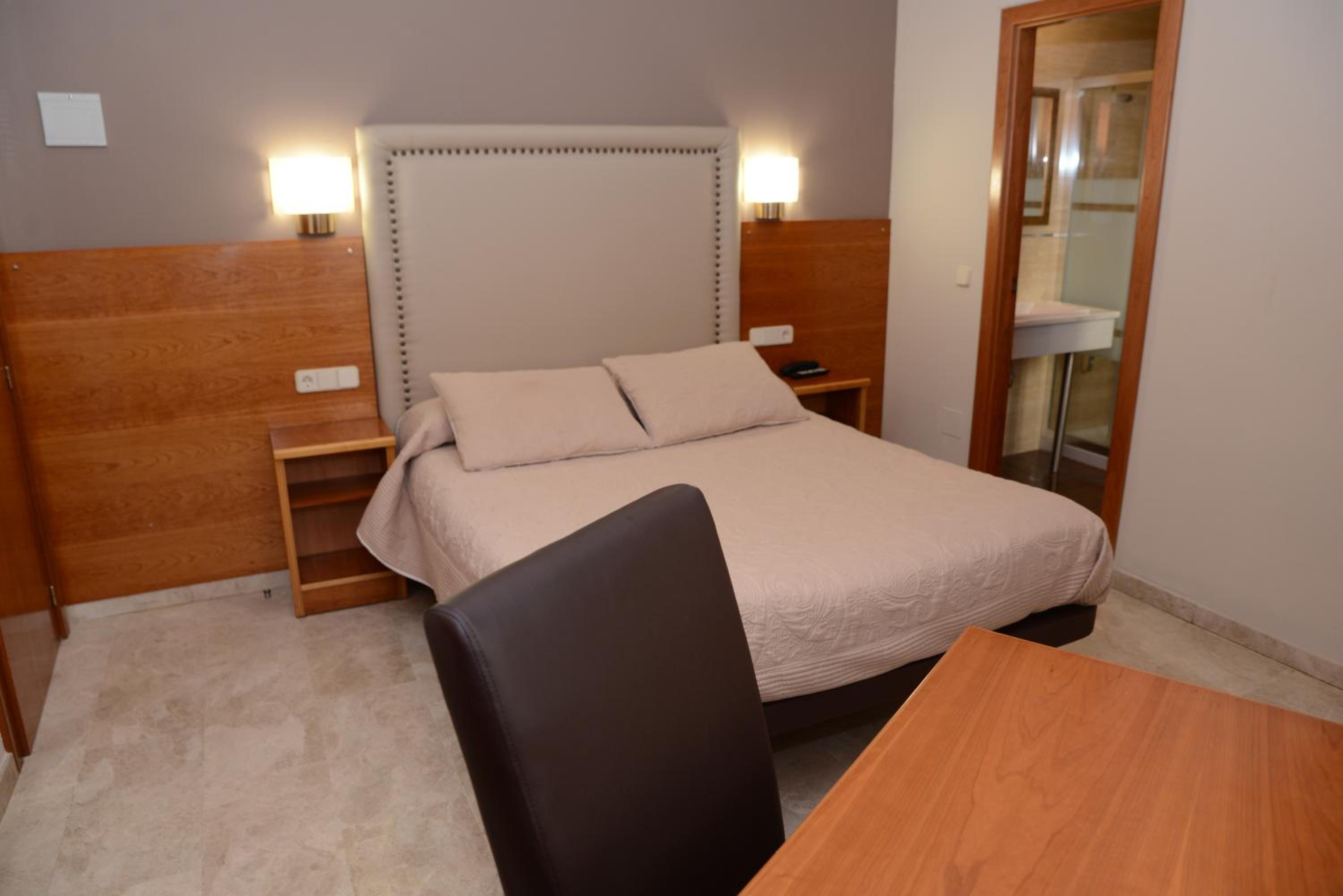 Double Room - Photo 8