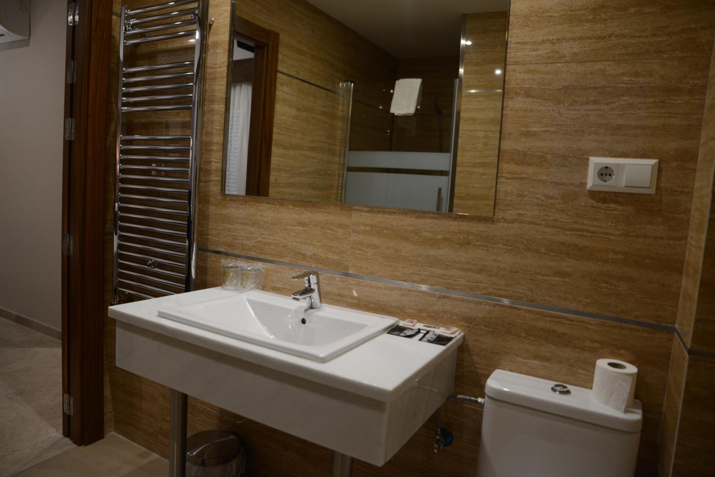 Double Room - Photo 5