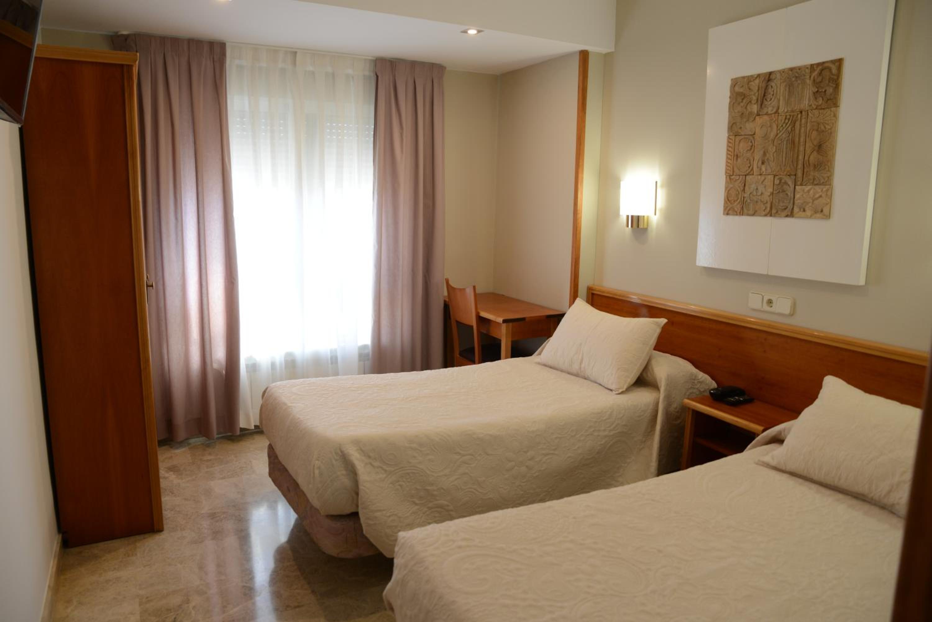 Twin Room - Photo 6