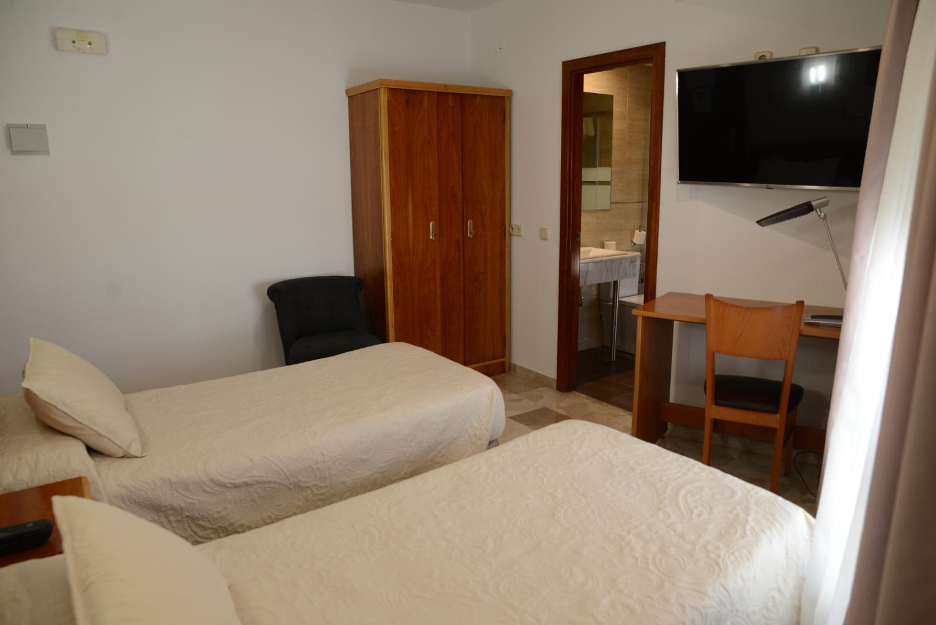 Twin Room - Photo 4