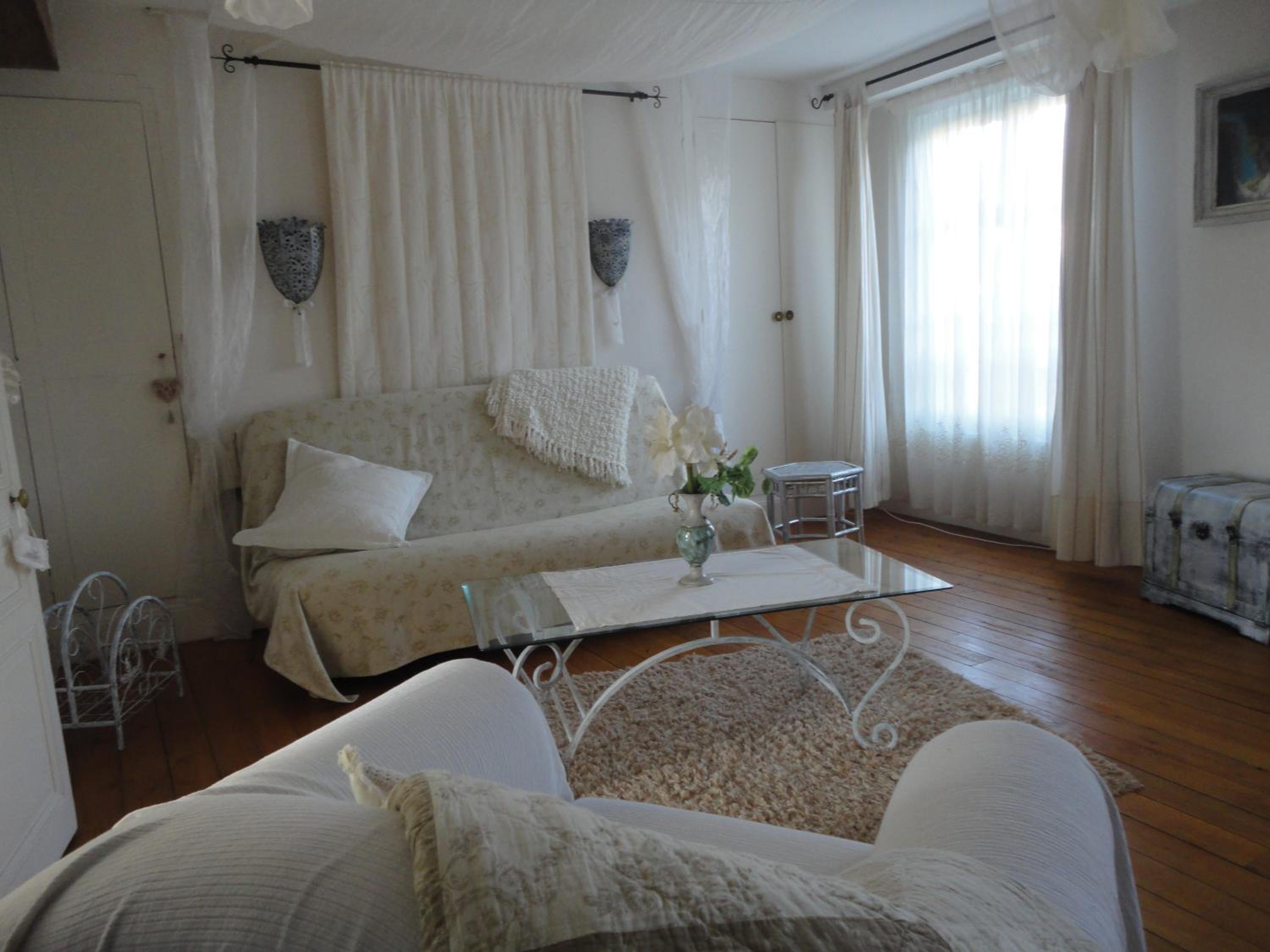 Double Room with Private Bathroom - Photo 2