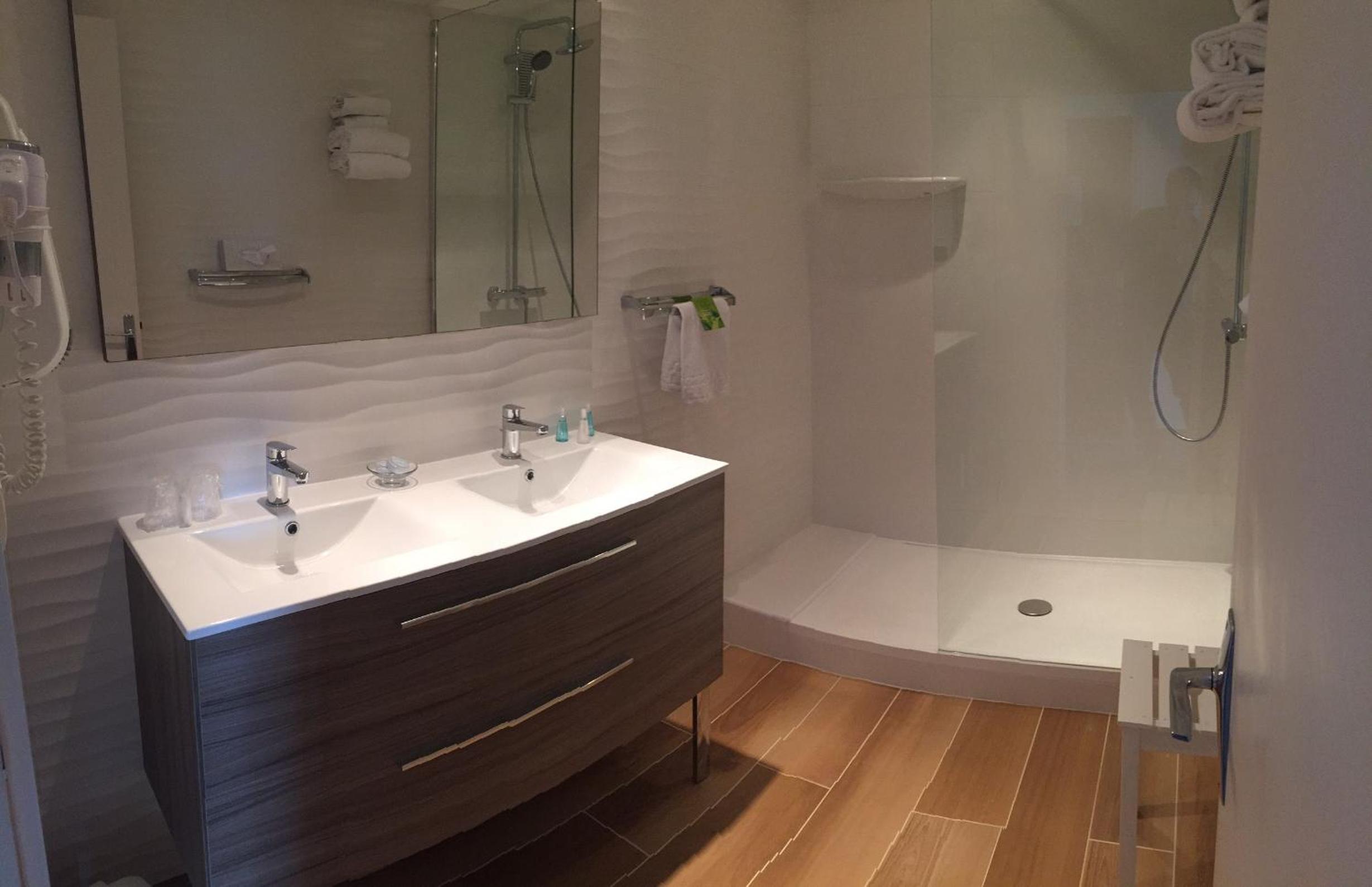 Twin Room - Photo 9