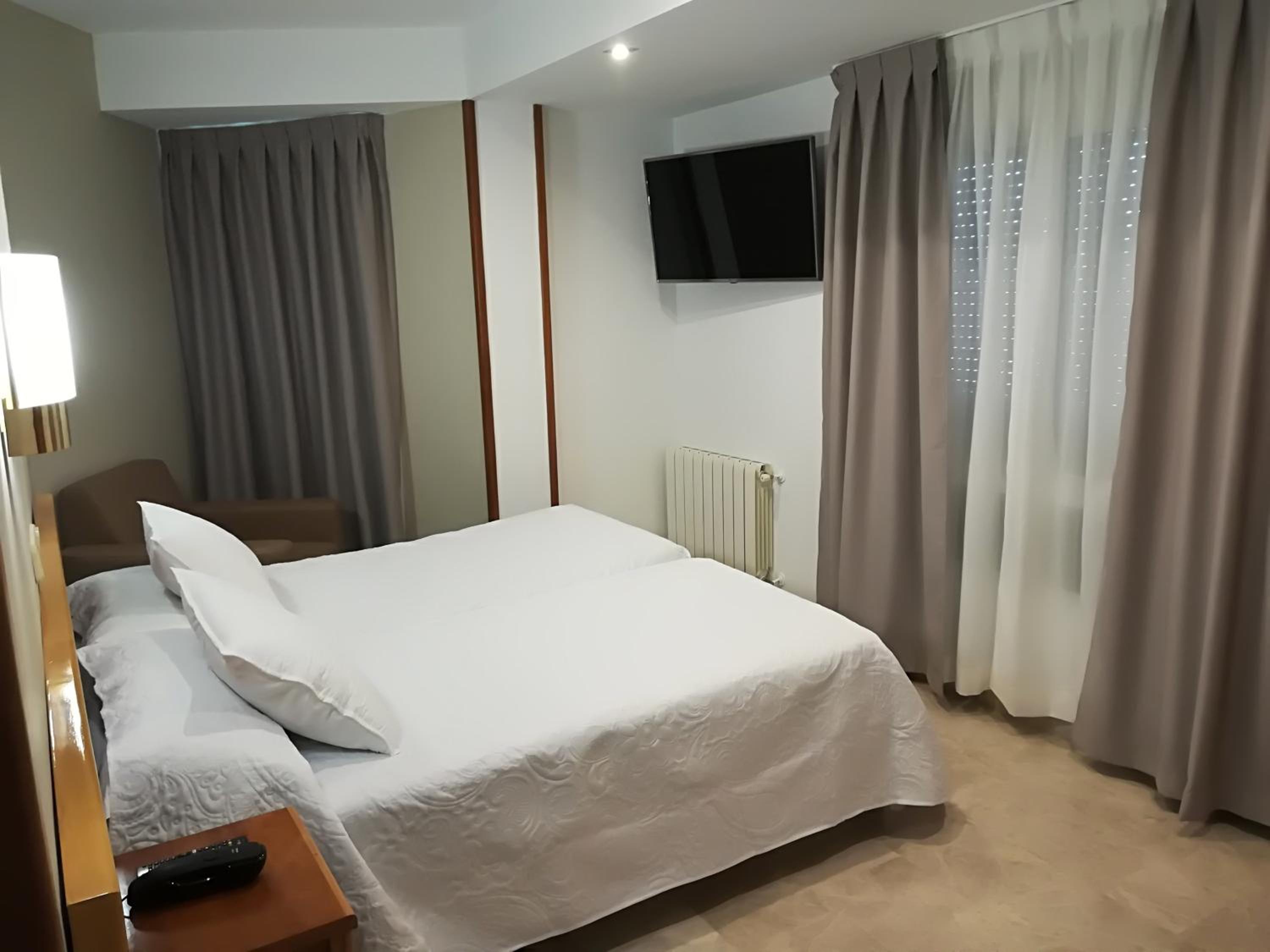 Twin Room - Photo 2